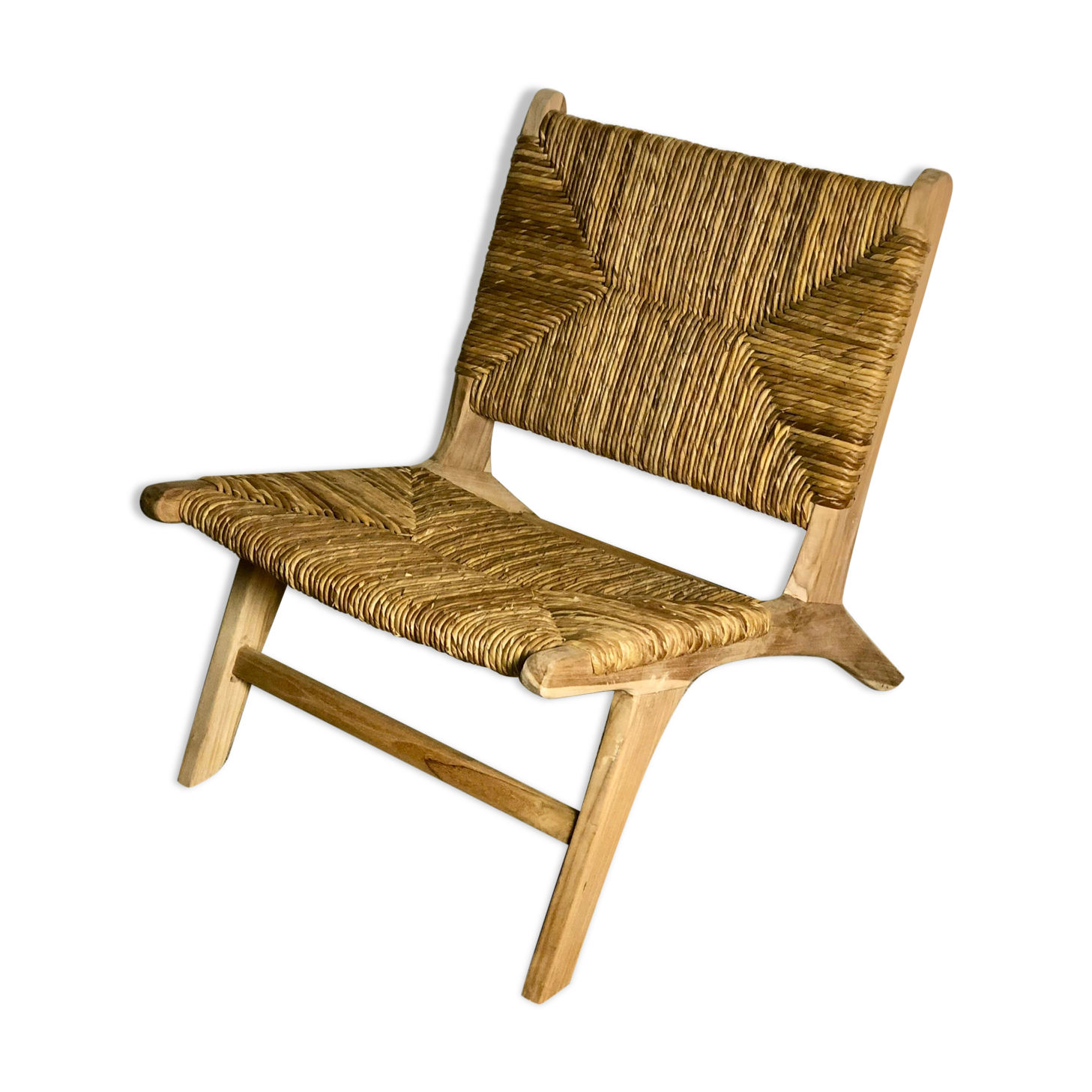 Fauteuil bas en bois brut avec assise et dossier paillé