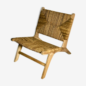 Fauteuil bas en bois brut avec assise et dossier paillé