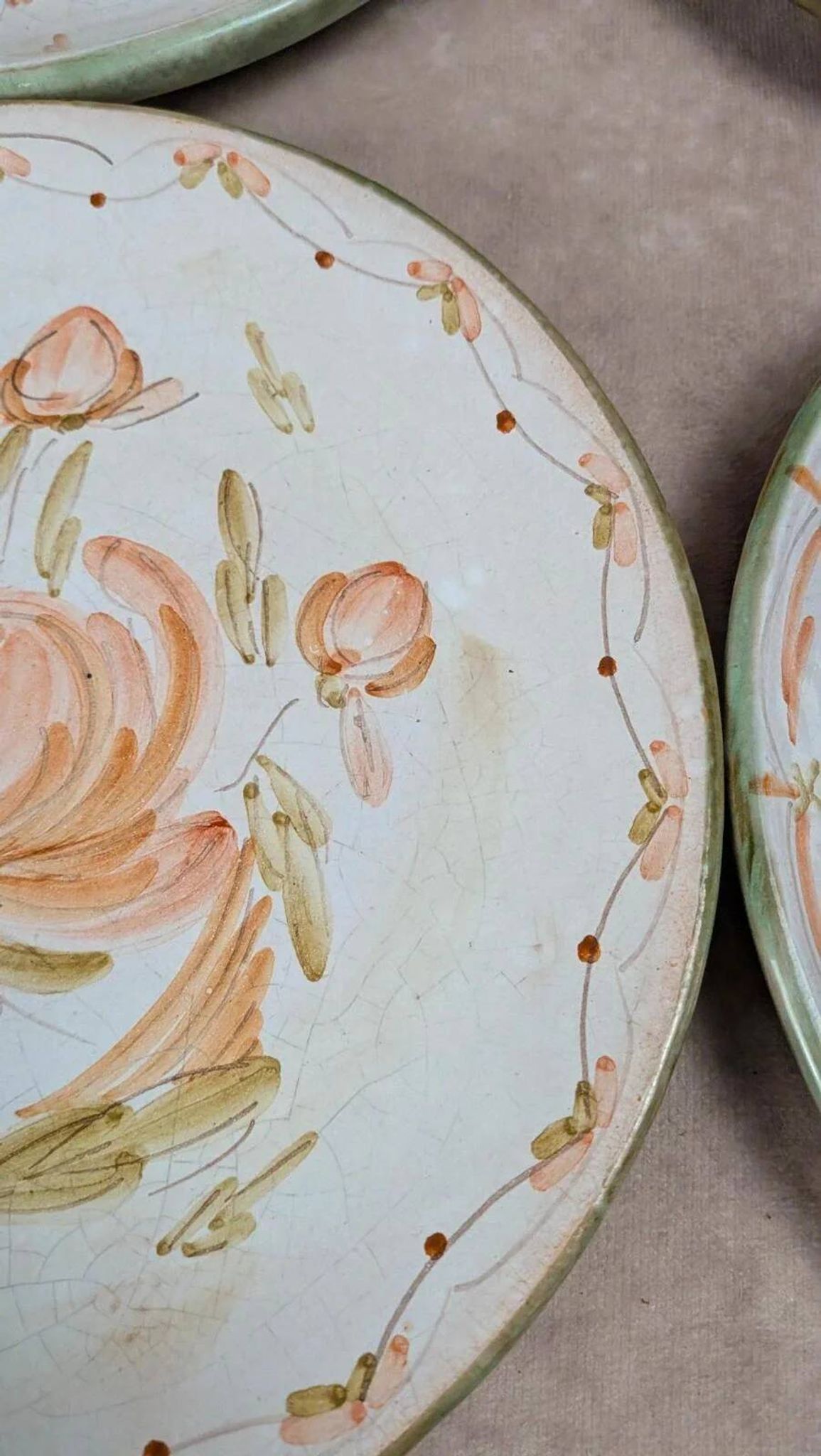 Set of 6 handmade flat plates signed by Maïté – hand-painted designs