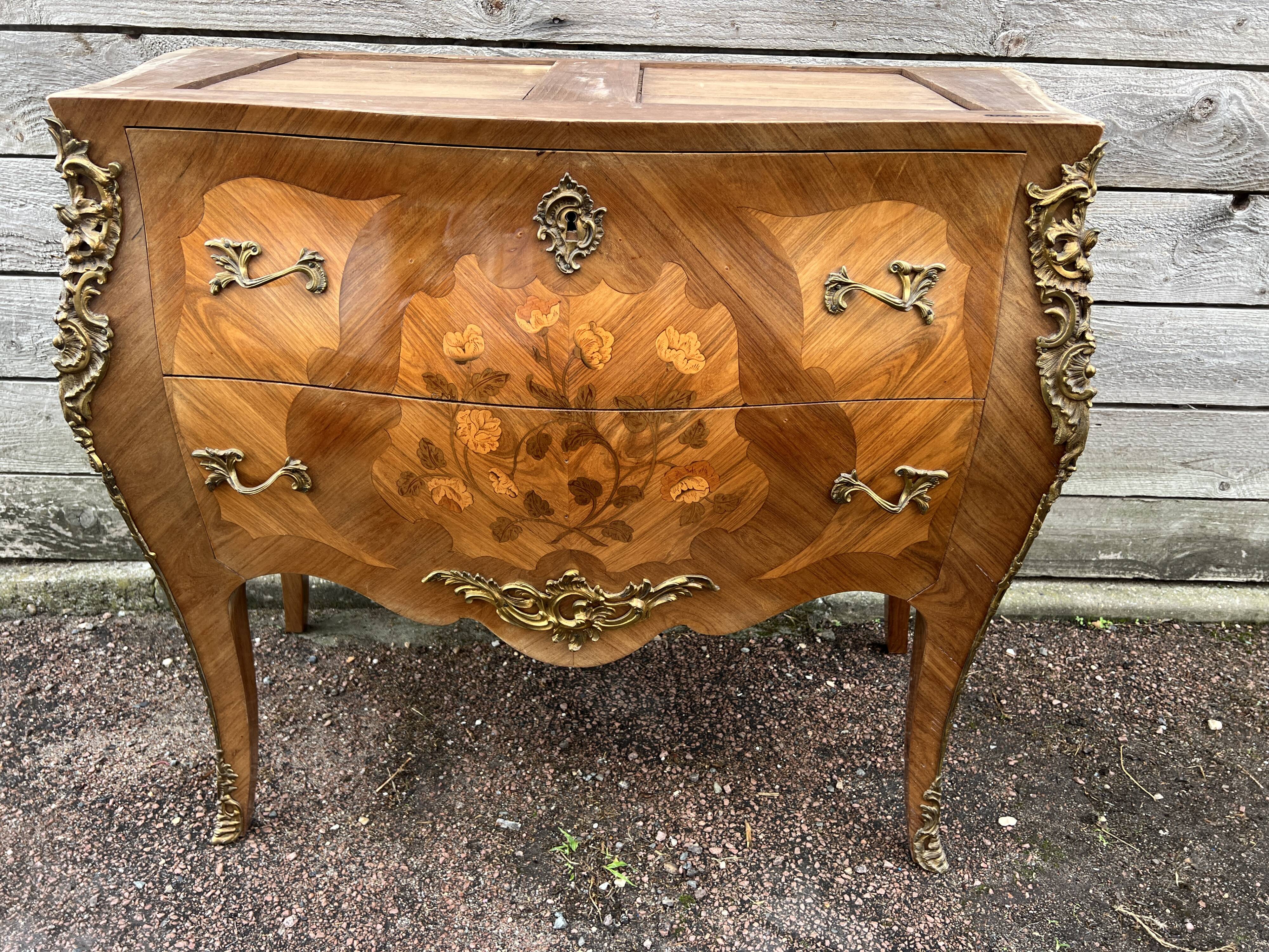 Louis XV style chest of drawers, inlaid with flowers