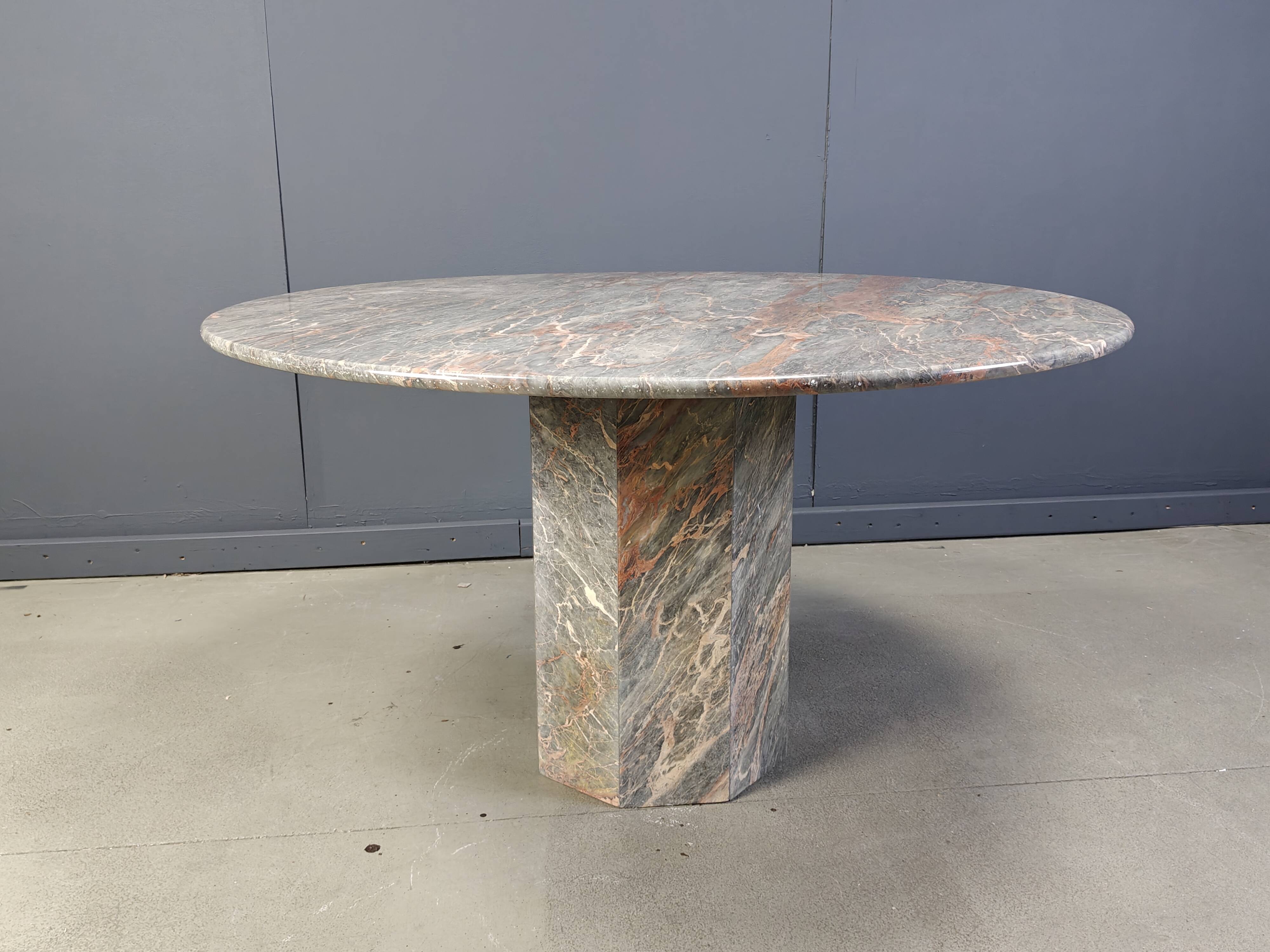 Table à manger ronde en marbre italien des années 1970