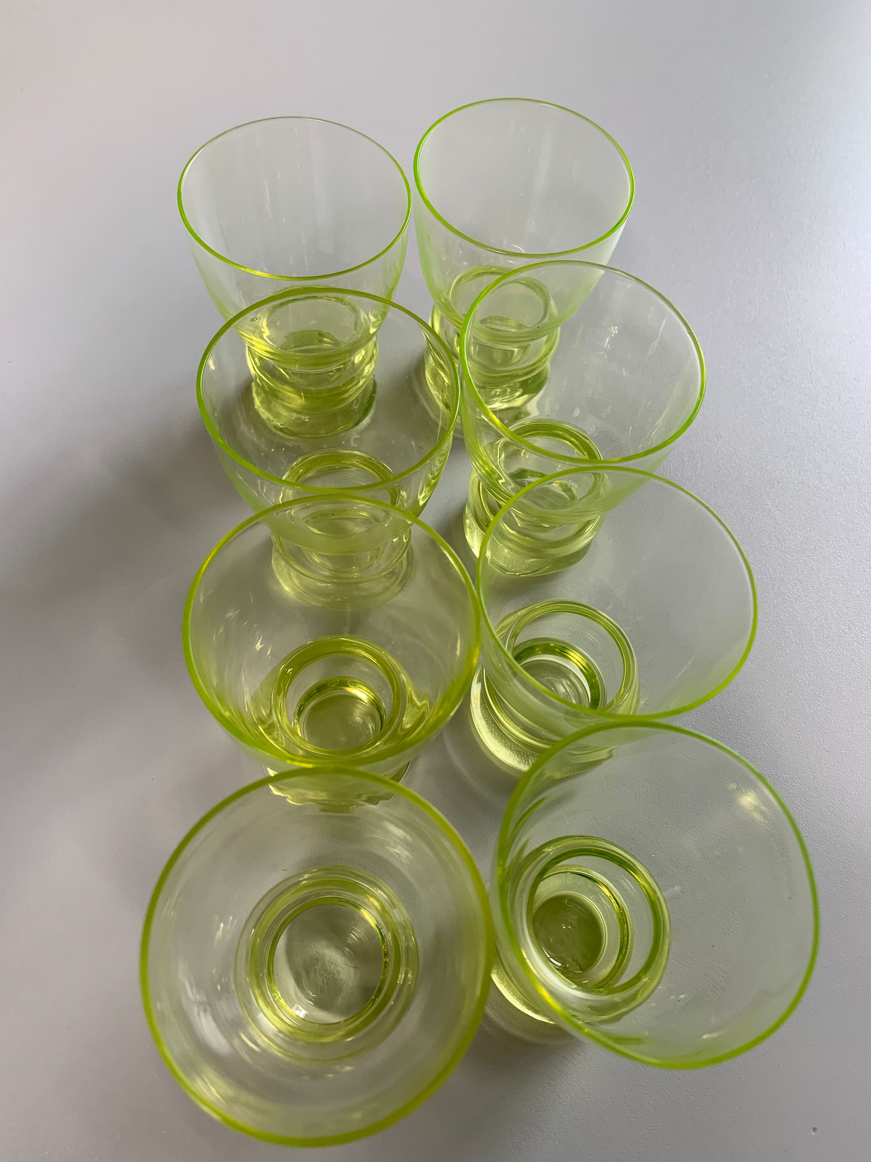 Verres à liqueur jaune fluo