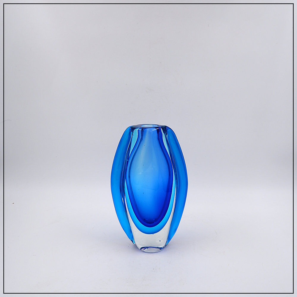Oval glass vase in shades of blue, in the Sommerso style.