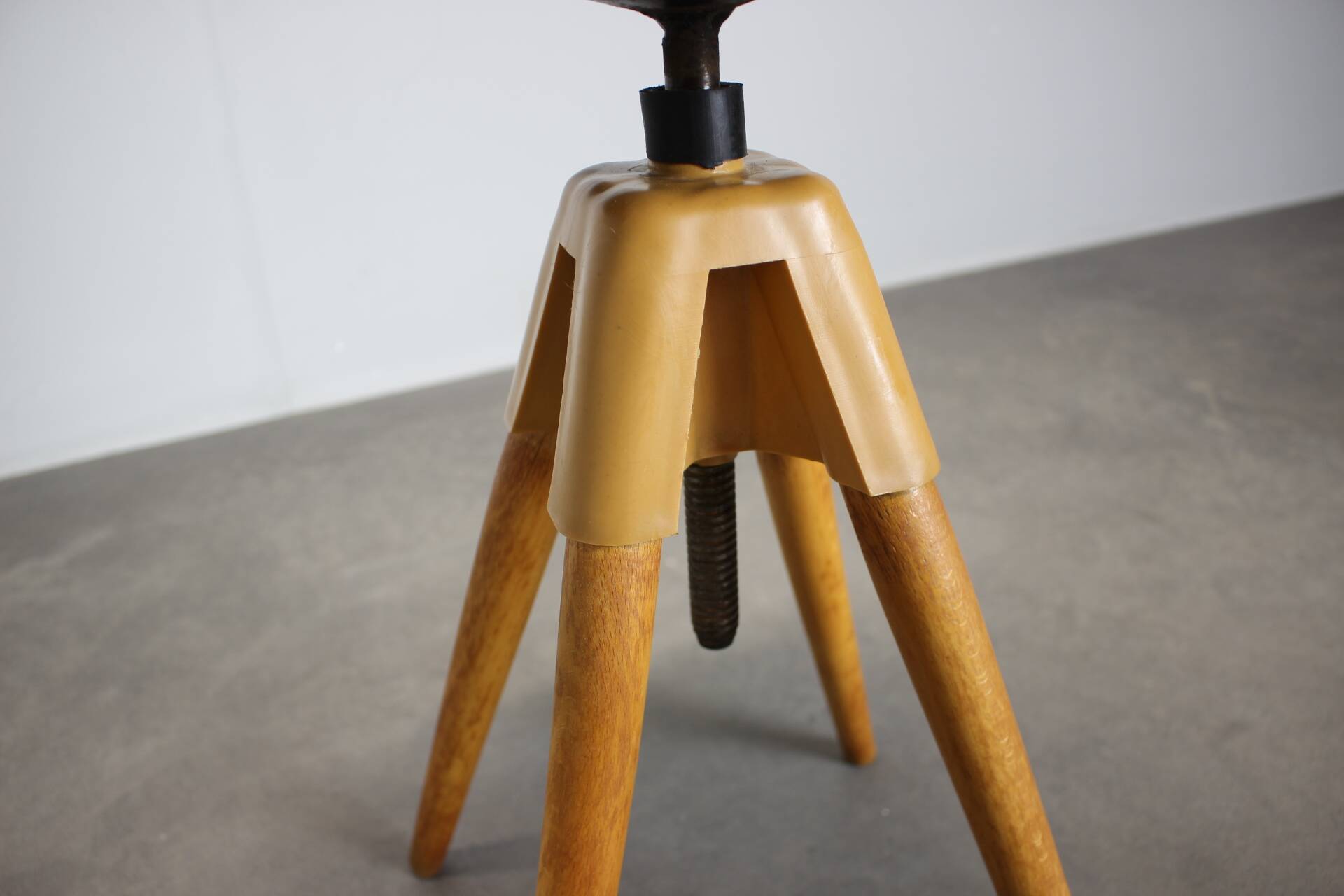 Tabouret d'atelier réglable du milieu du siècle, Tchécoslovaquie, années 1960