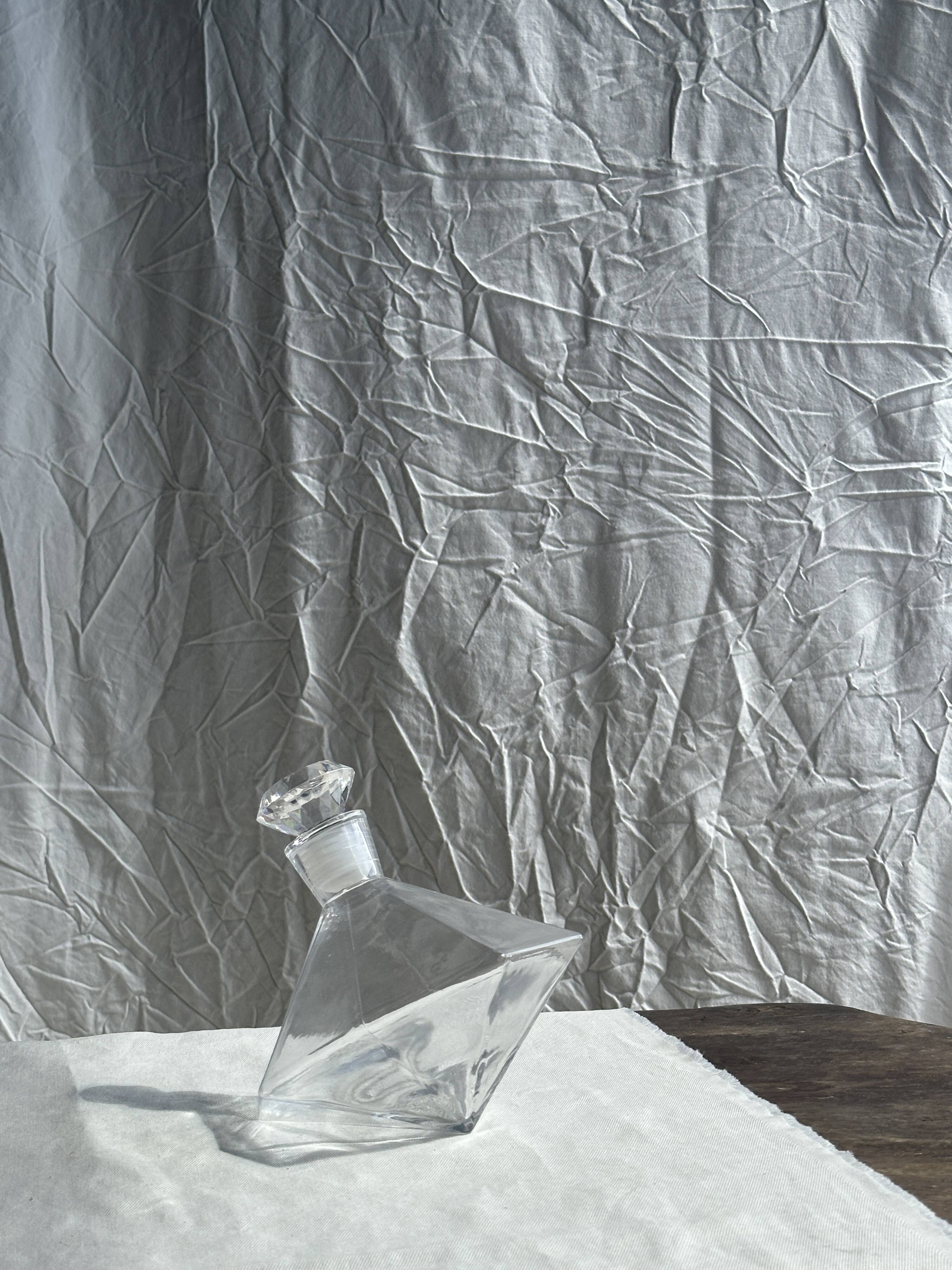 Small geometric carafe with diamond-shaped stopper and its 4 glasses