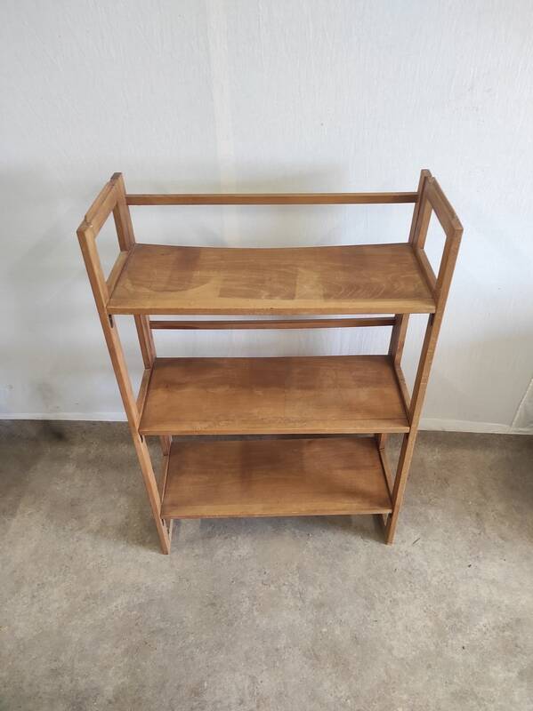 Foldable and stackable wooden shelves