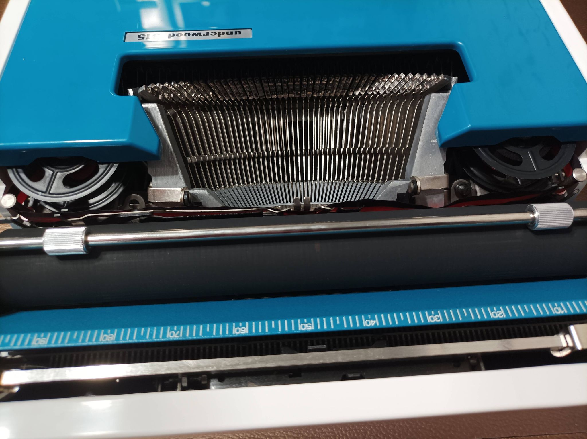 Machine à écrire Underwood 315 portative bleue avec son étui de transport