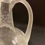 Carafe ancienne en verre soufflé, dotée d’un superbe effet craquelé
