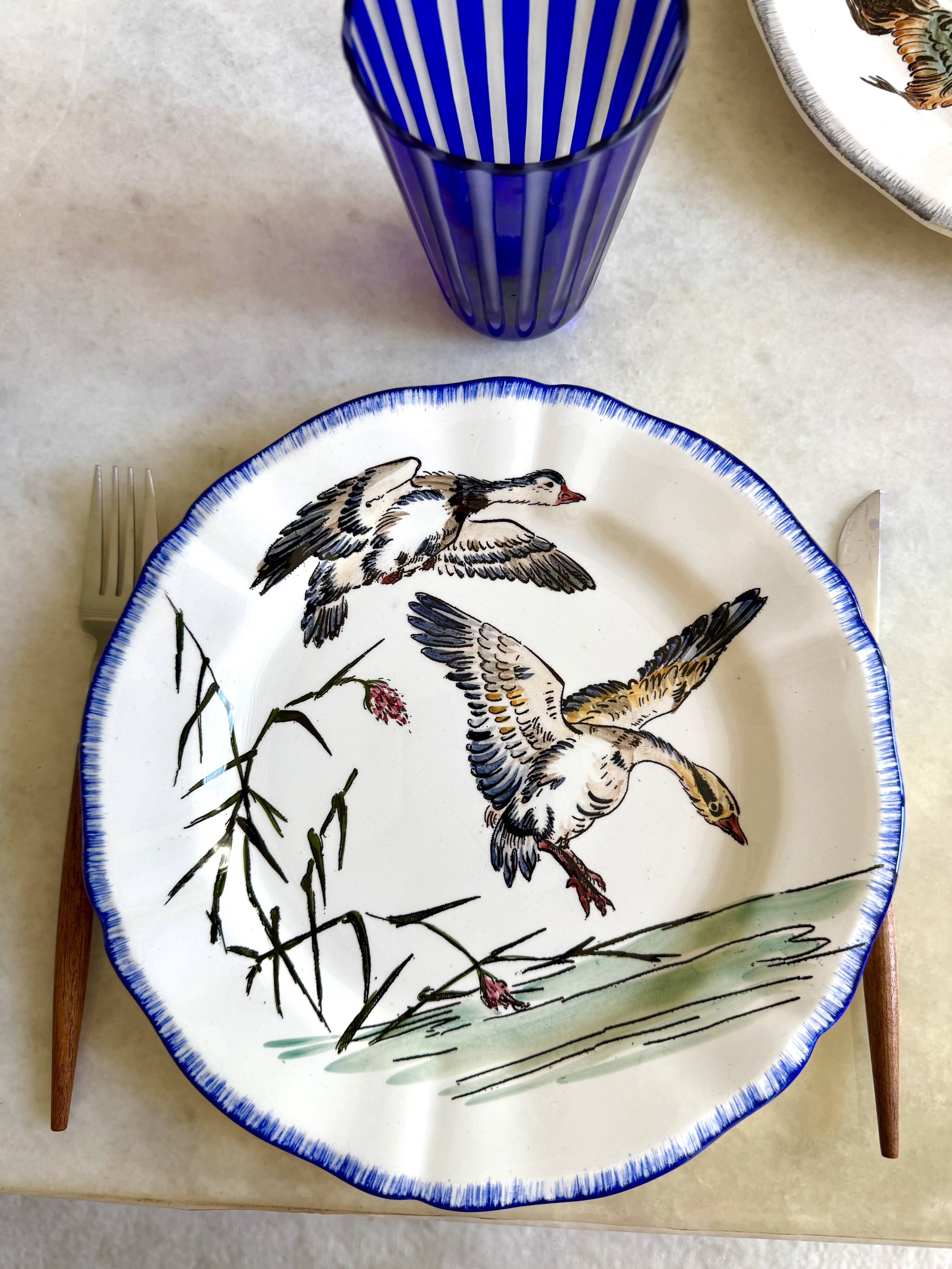 Service de table assiettes et plats Gien modèle grands oiseaux