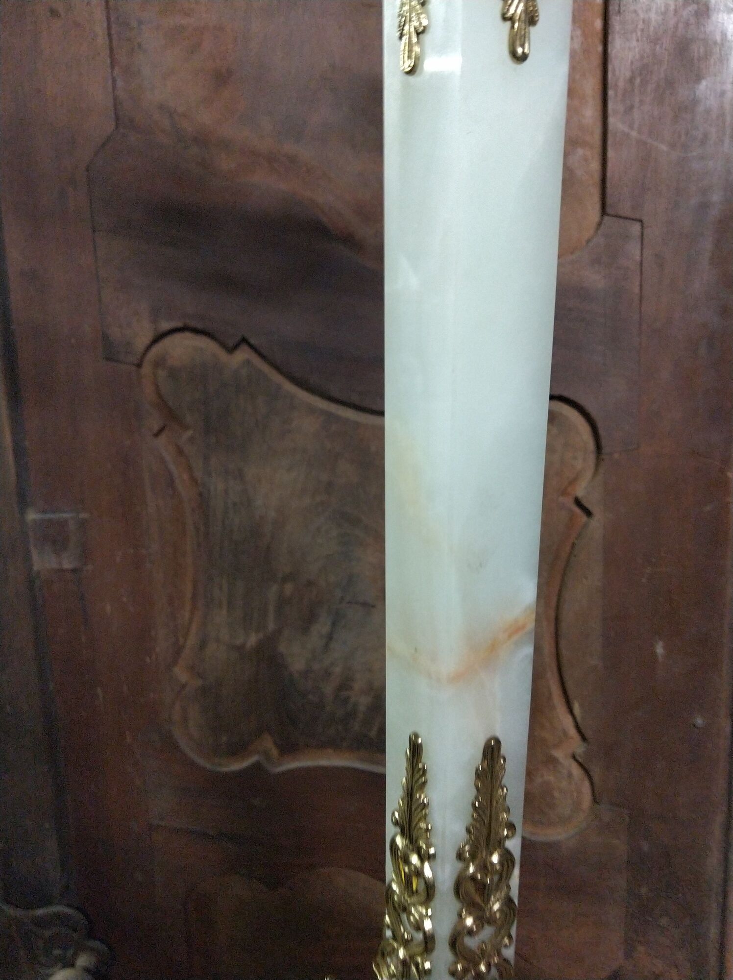 Coat holder on onyx and gold metal foot