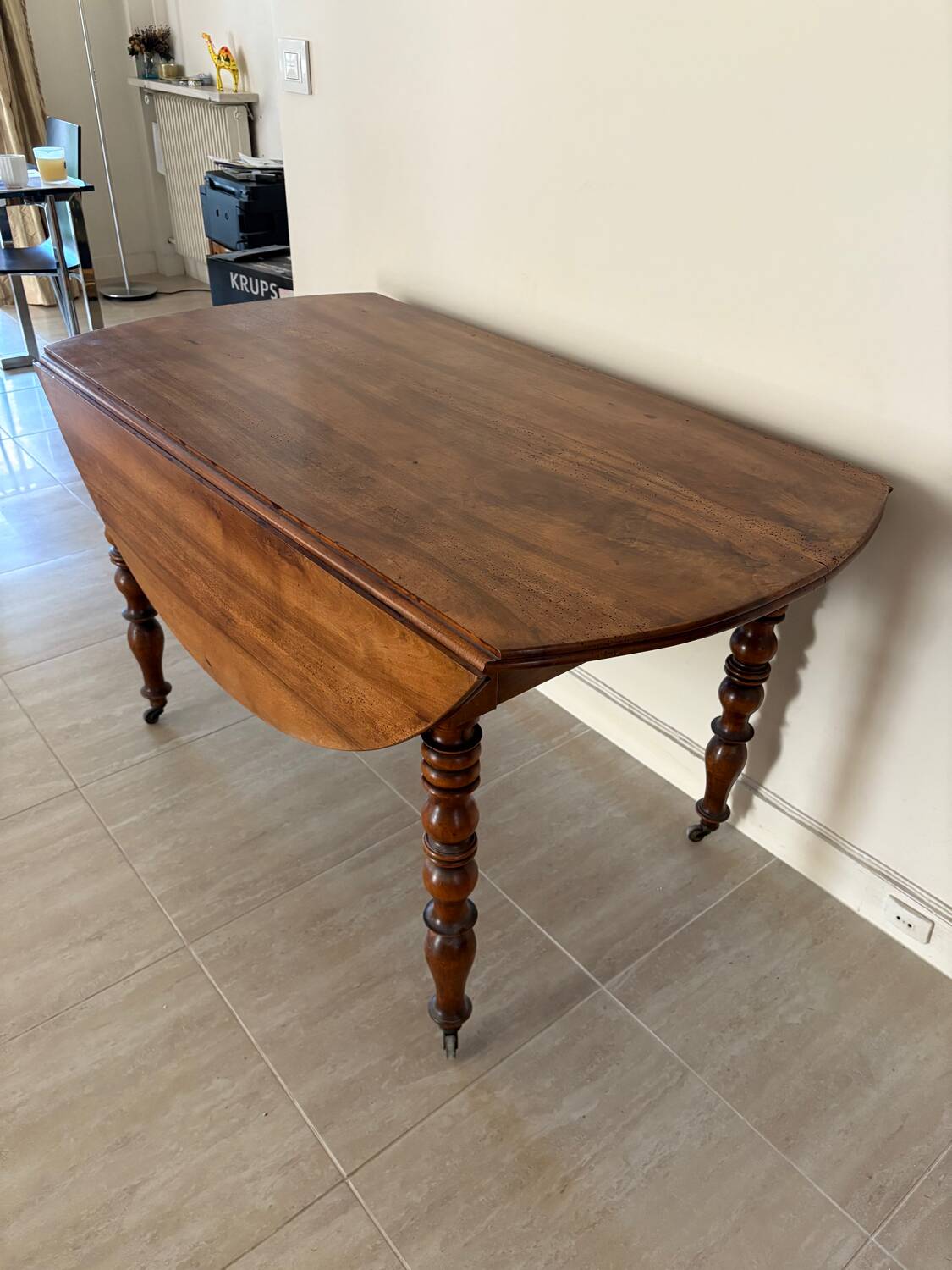 Solid wood extendable table