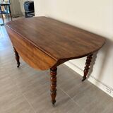 Extendable solid wood table