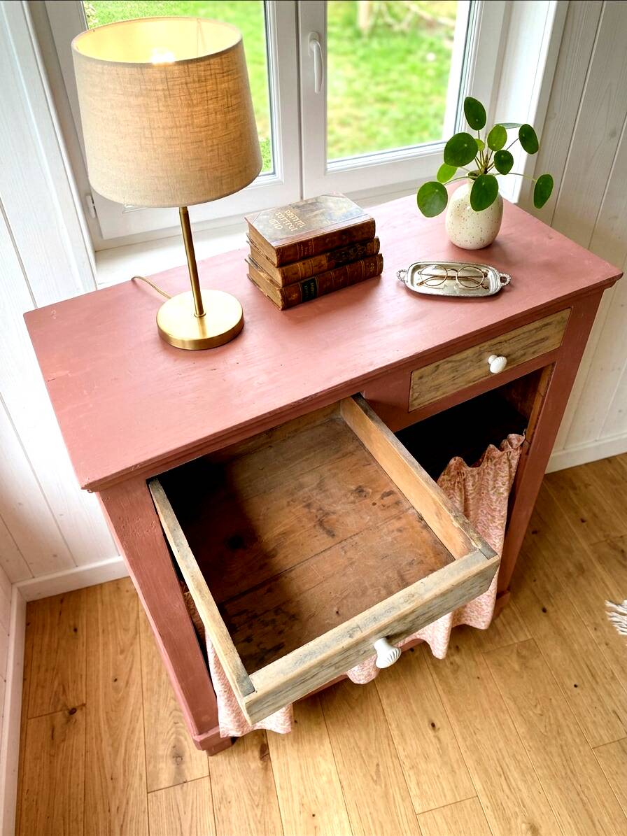 Very terracotta to curtain