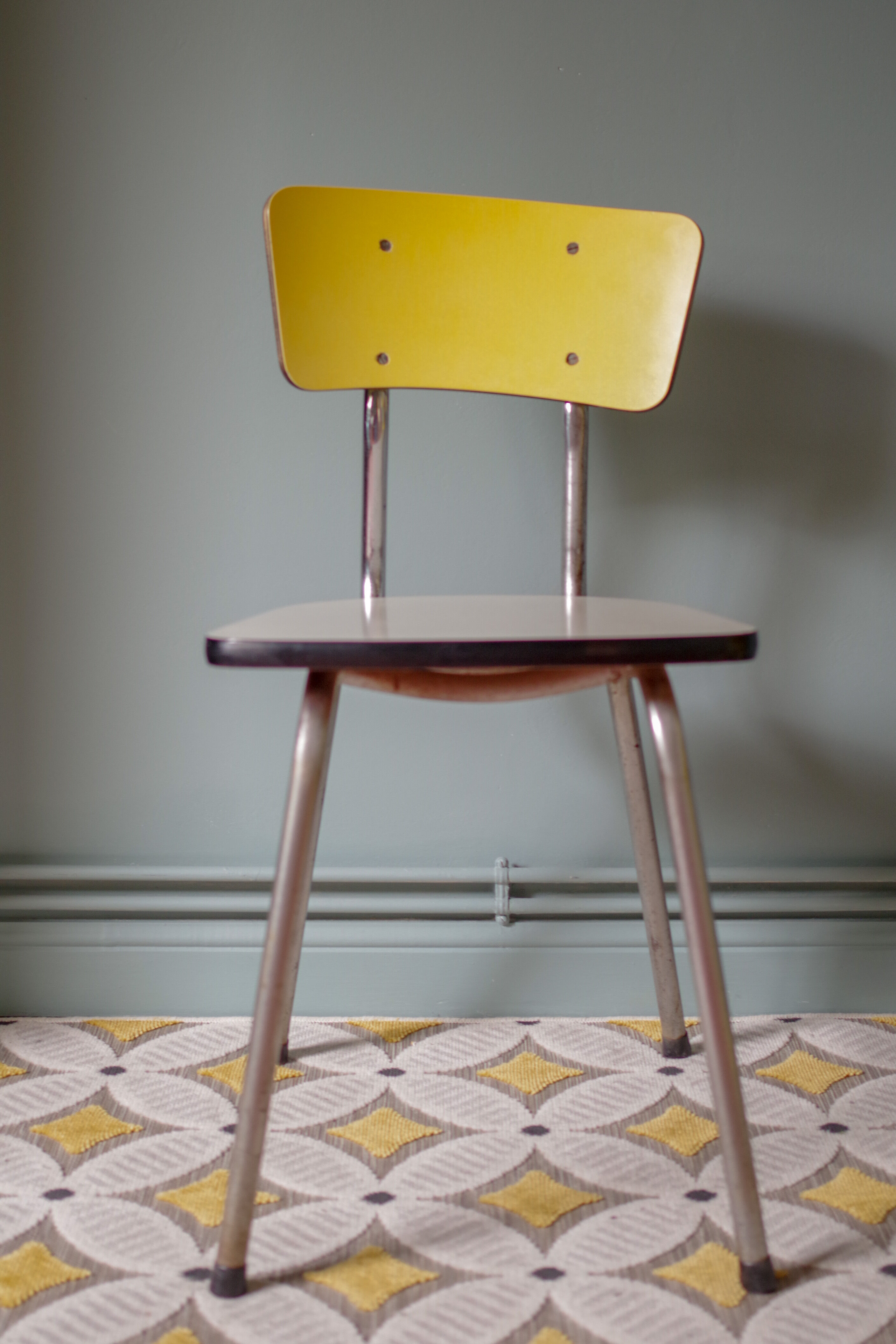 Série de 4 chaises en formica  bicolore jaune et blanc chiné
