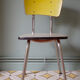 Série de 4 chaises en formica  bicolore jaune et blanc chiné