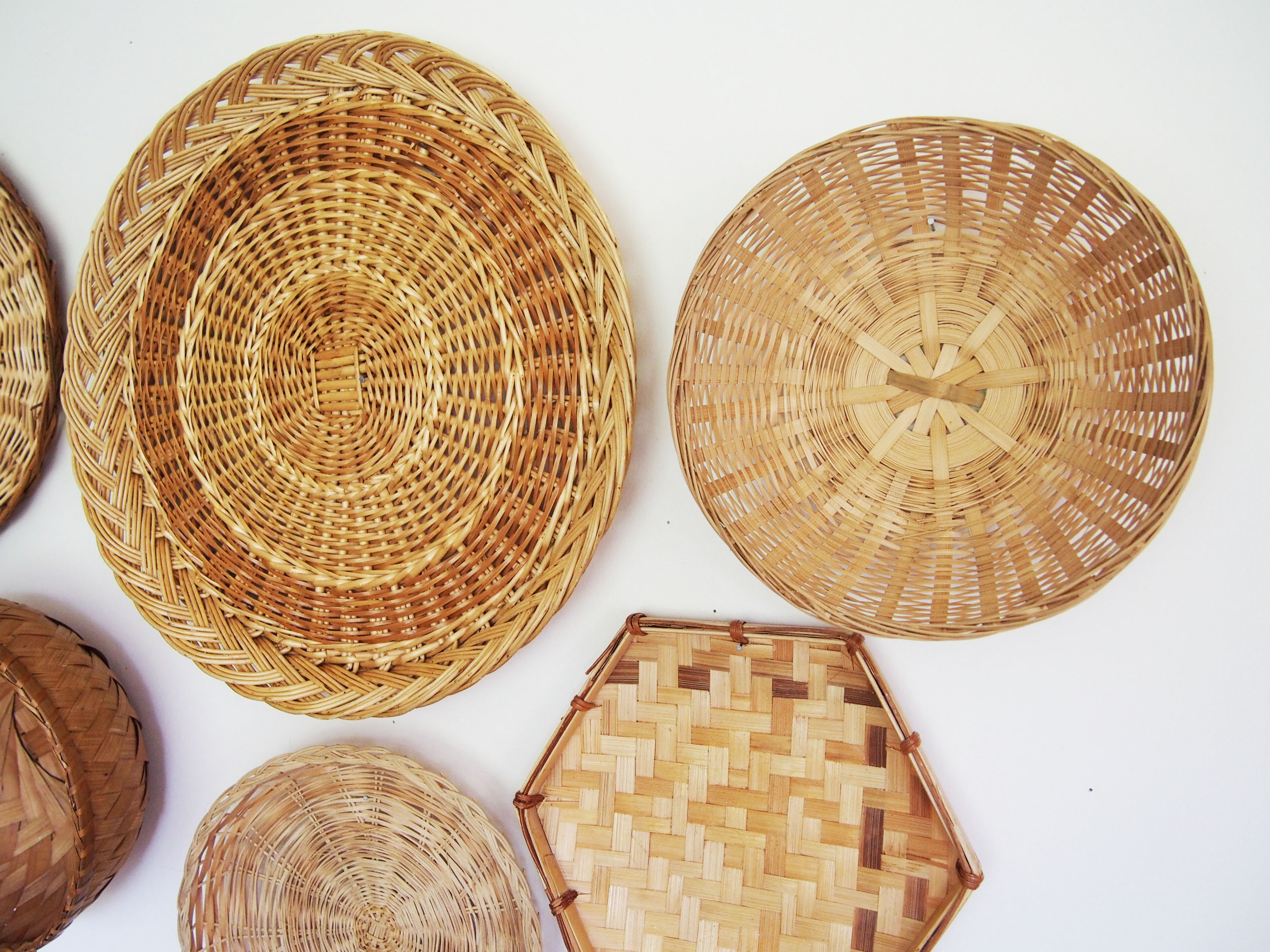 Wall composition of 7 baskets wicker