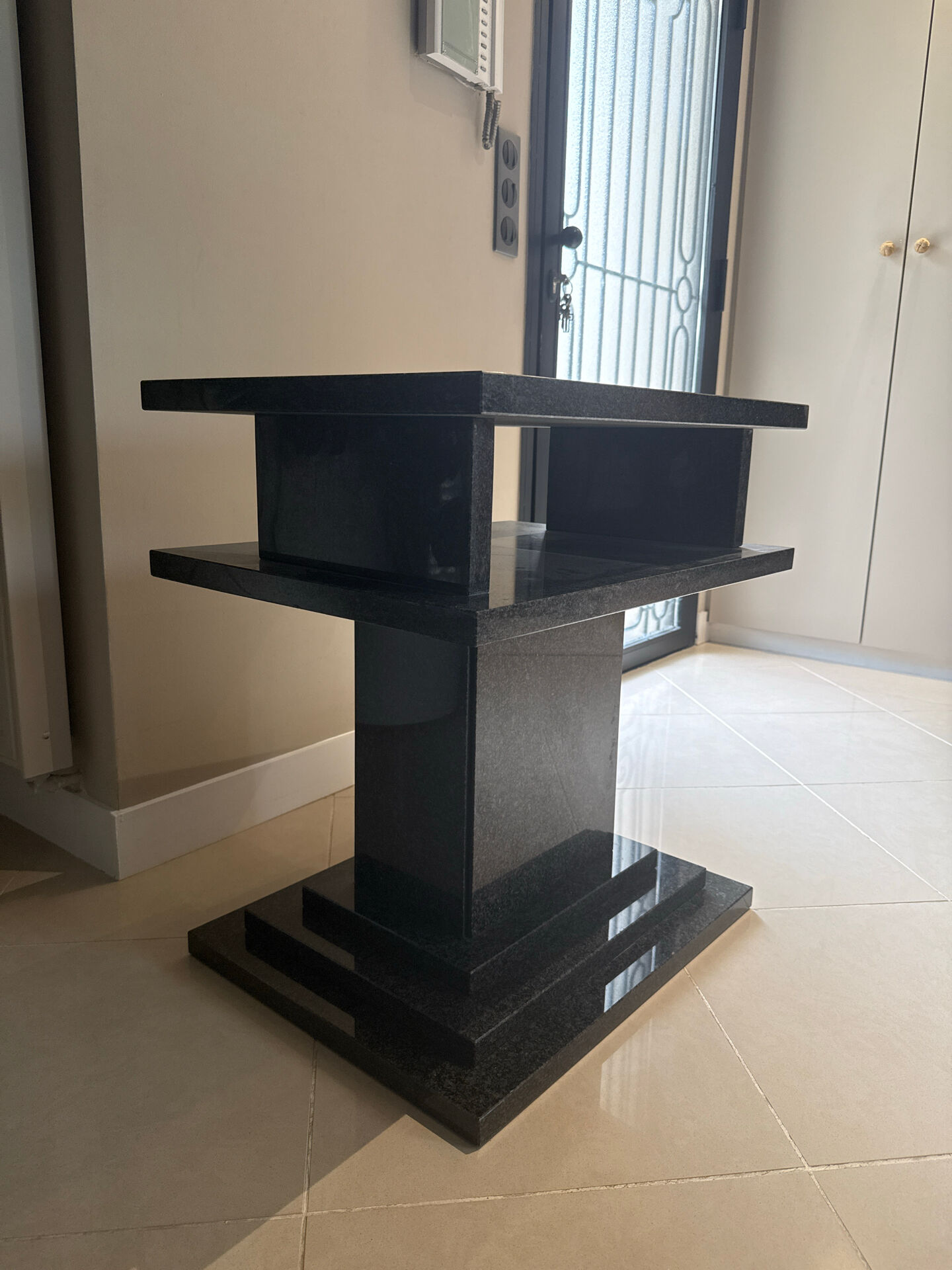 Table d’appoint / Console postmoderne en granit massif – années 1980