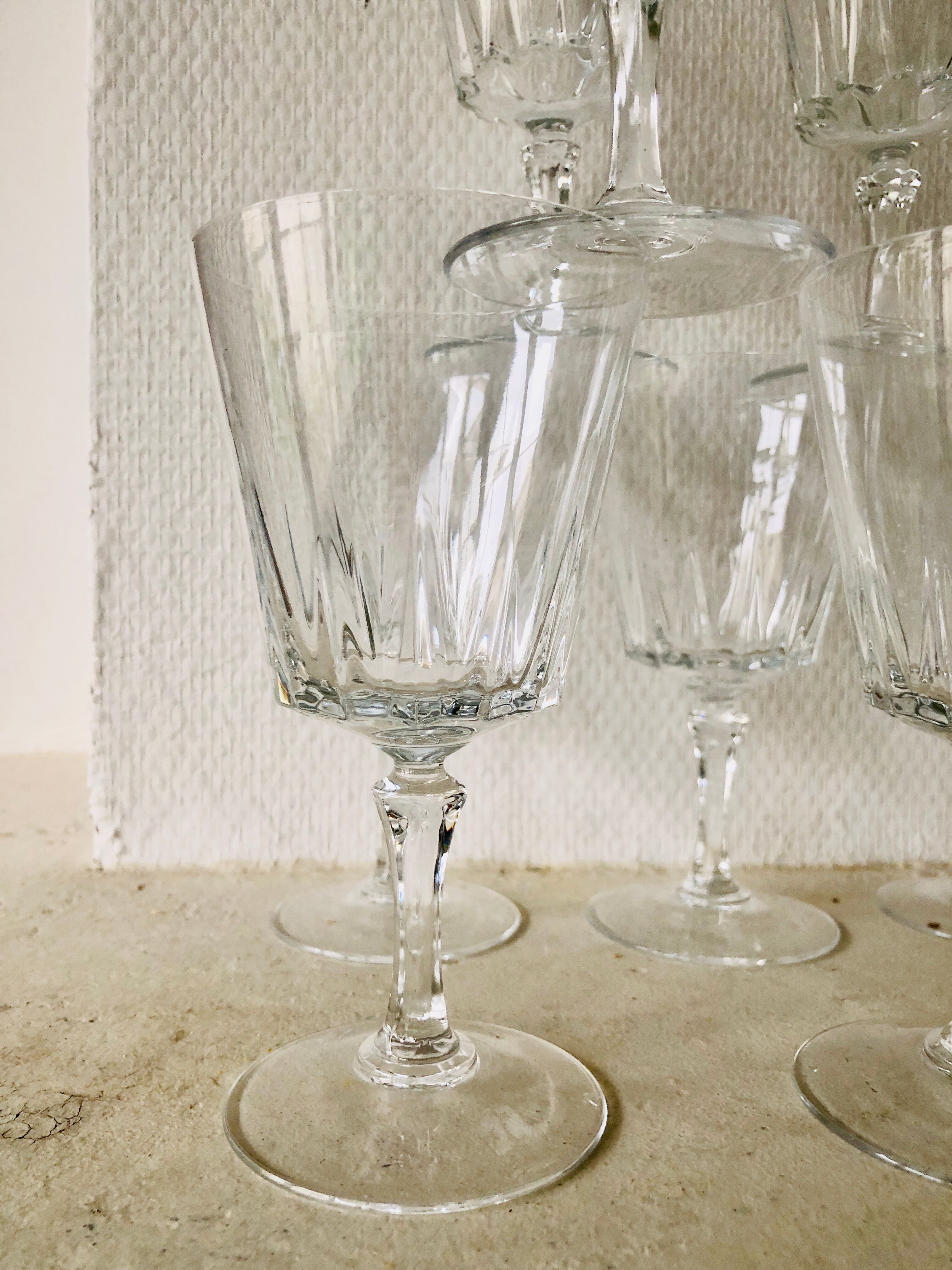 12 glasses with vine/crystal water