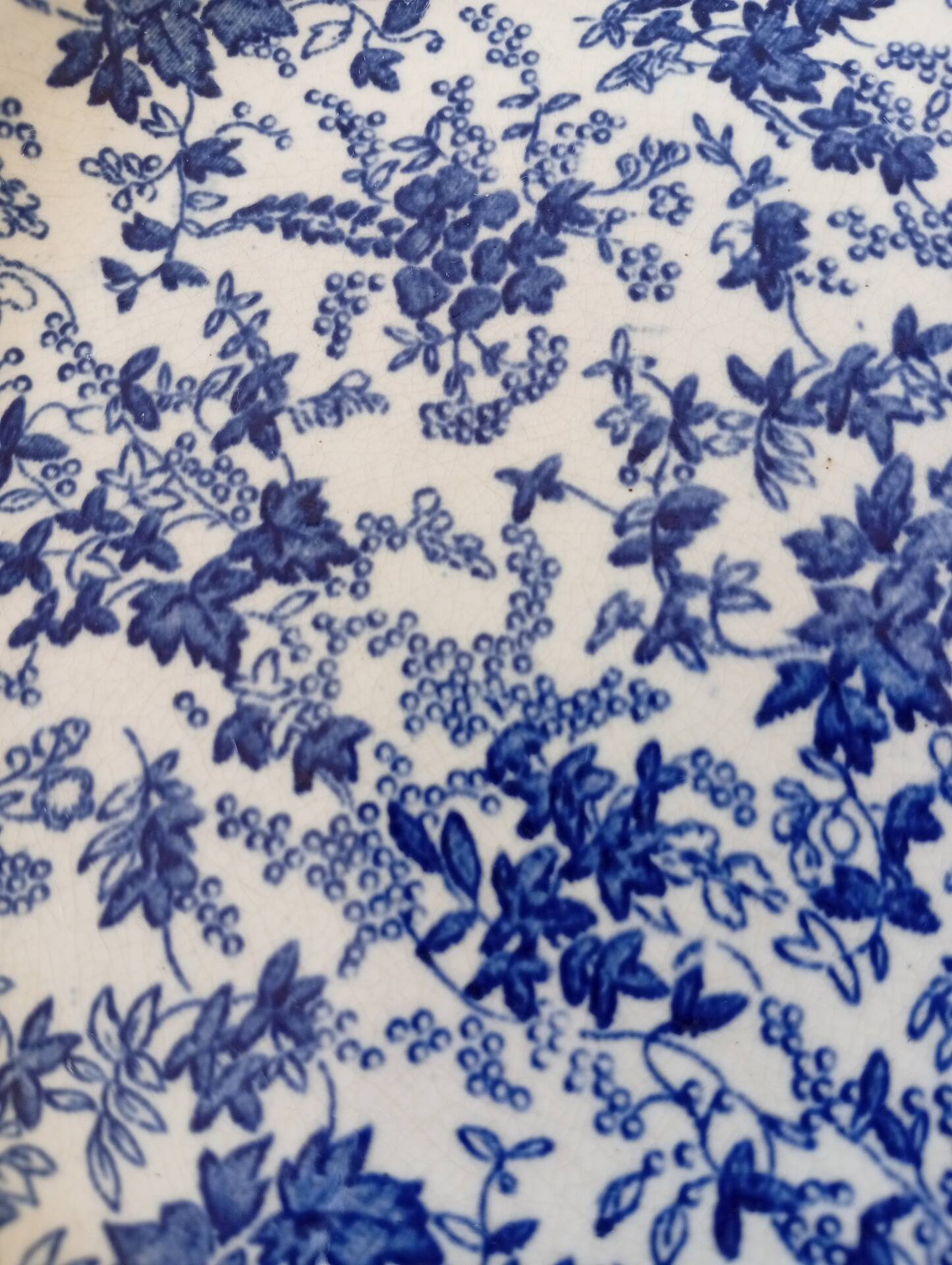 Octagonal blue dessert plate from the late 19th century in earthenware.