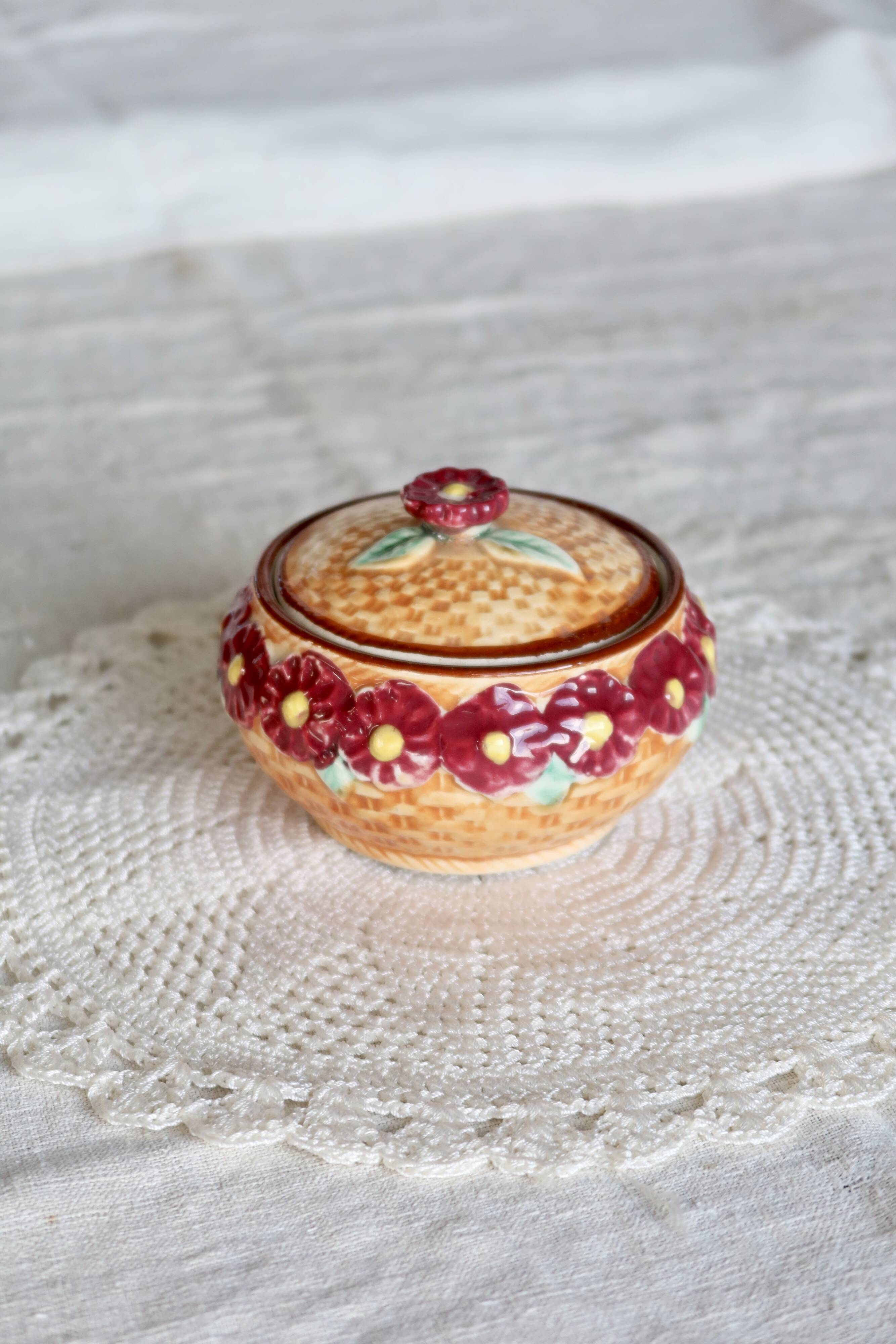 Vintage earthenware and slip candy box - Woven basket, burgundy flowers