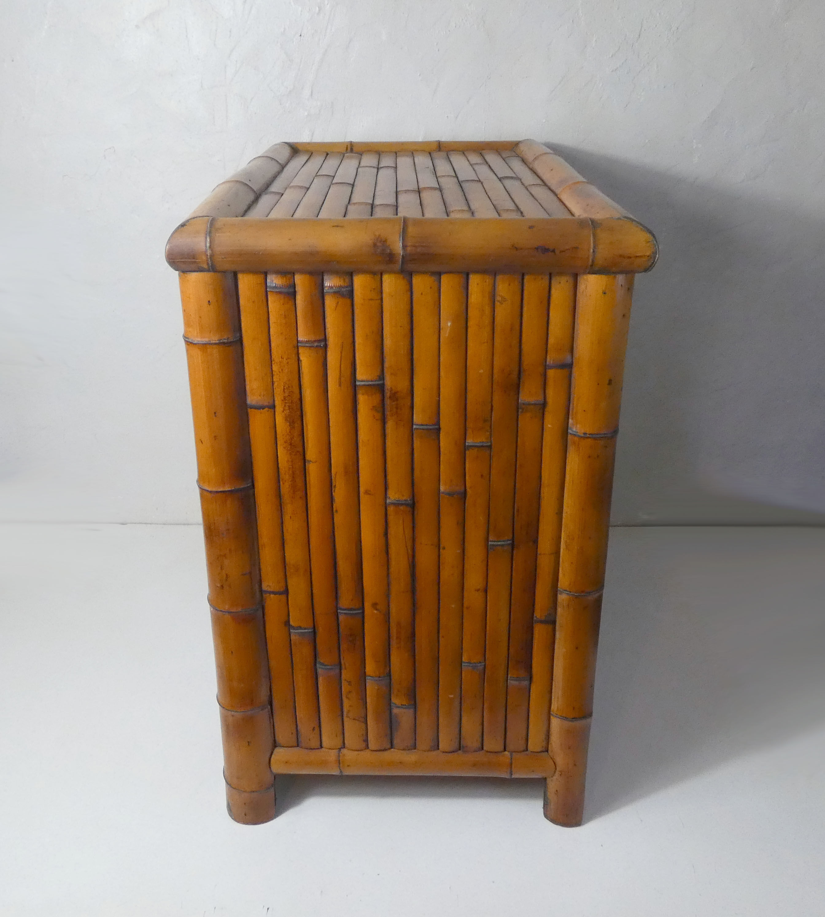 Meuble d'appoint chiffonnier en rotin bambou ethnique vintage