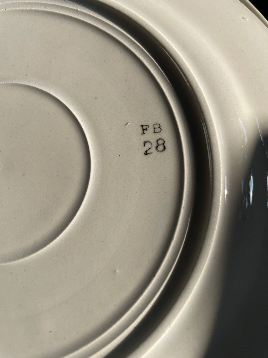 8 vintage flat plates decorated with stylized roses