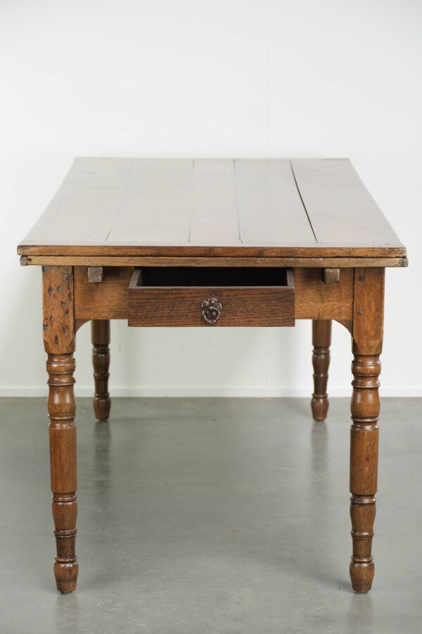 Table à manger en chêne ancien de la fin du XVIIIe siècle avec des rallonges.