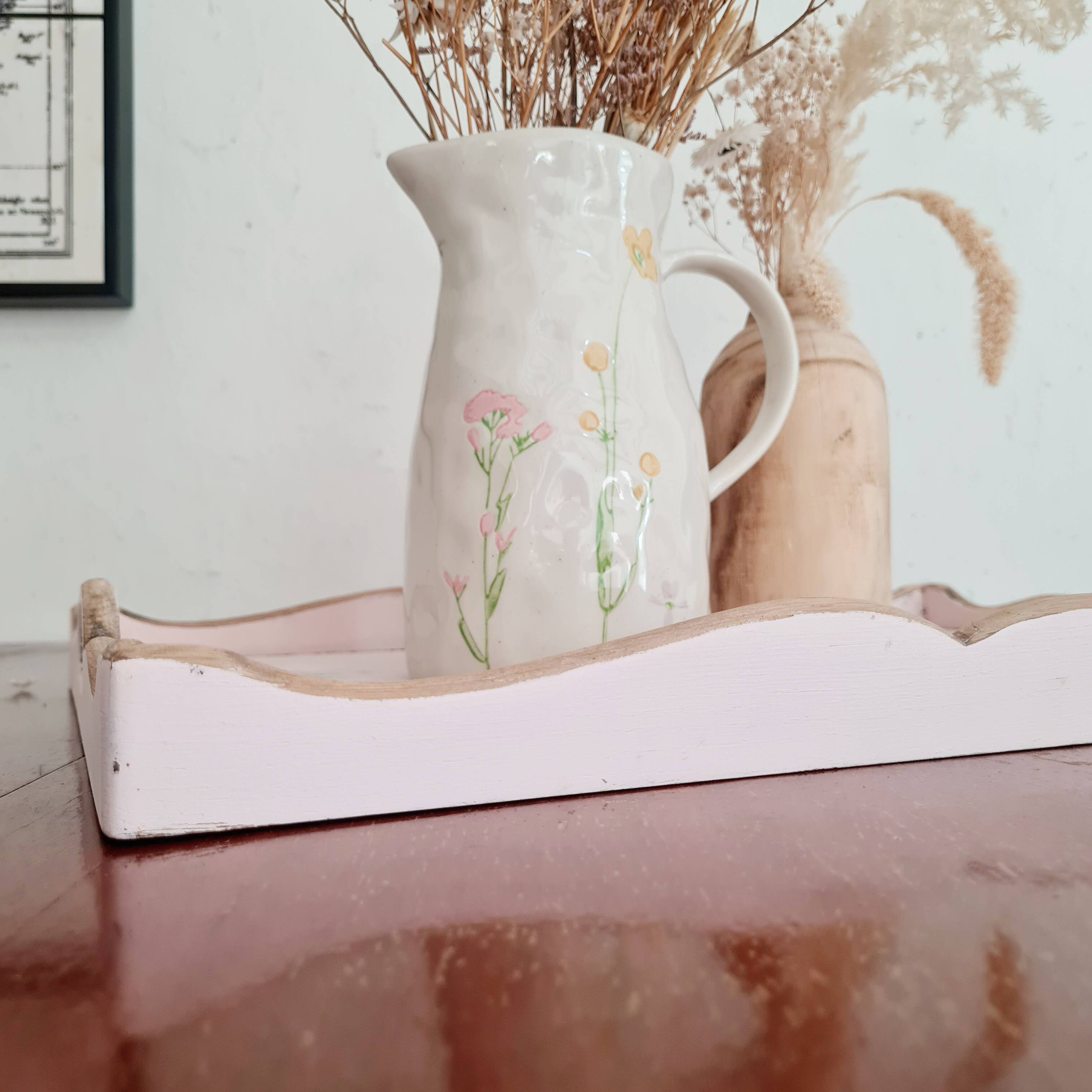 Presentation tray in raw and pink wood