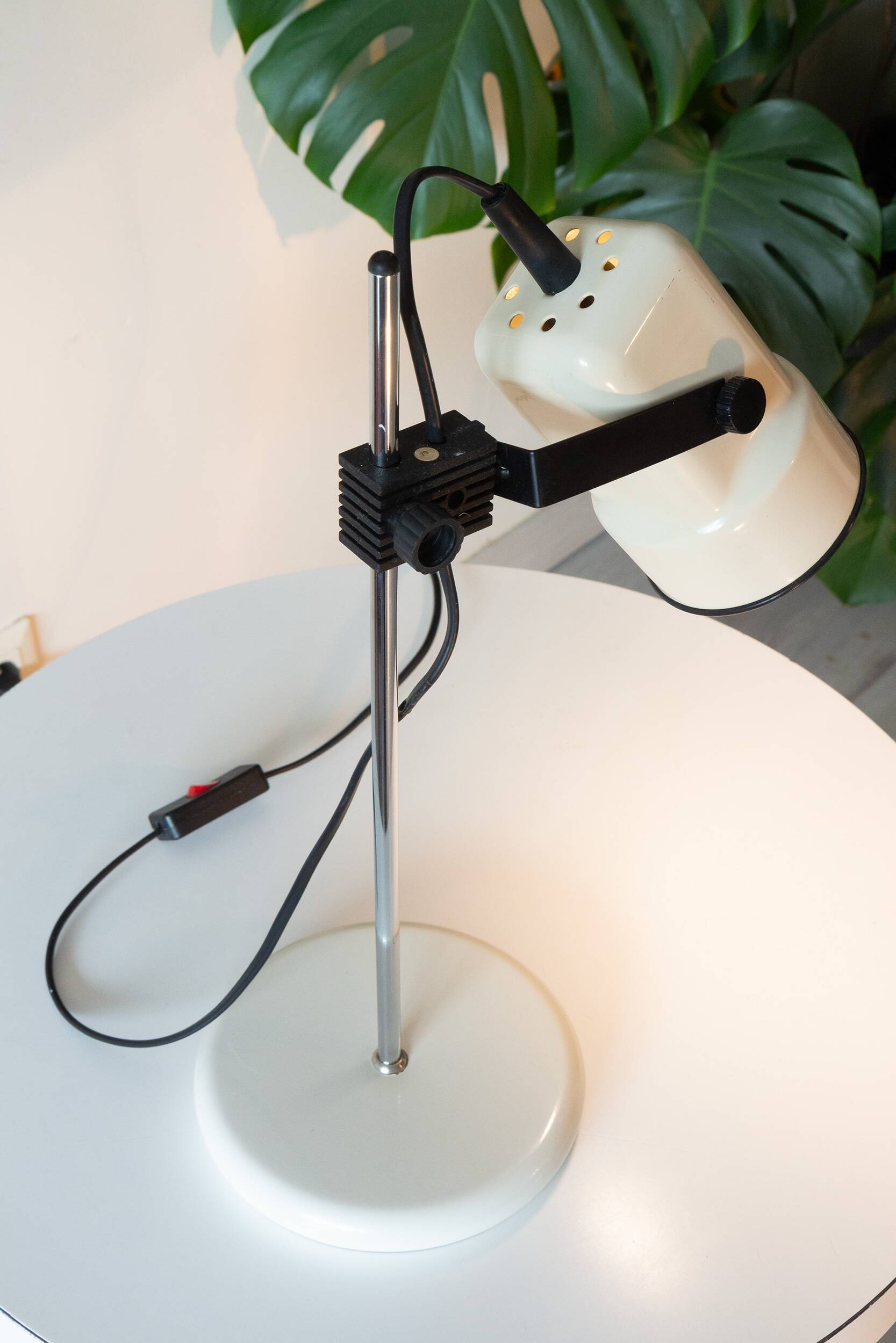 Desk lamp from the 70s and 80s, chrome and white lacquered metal