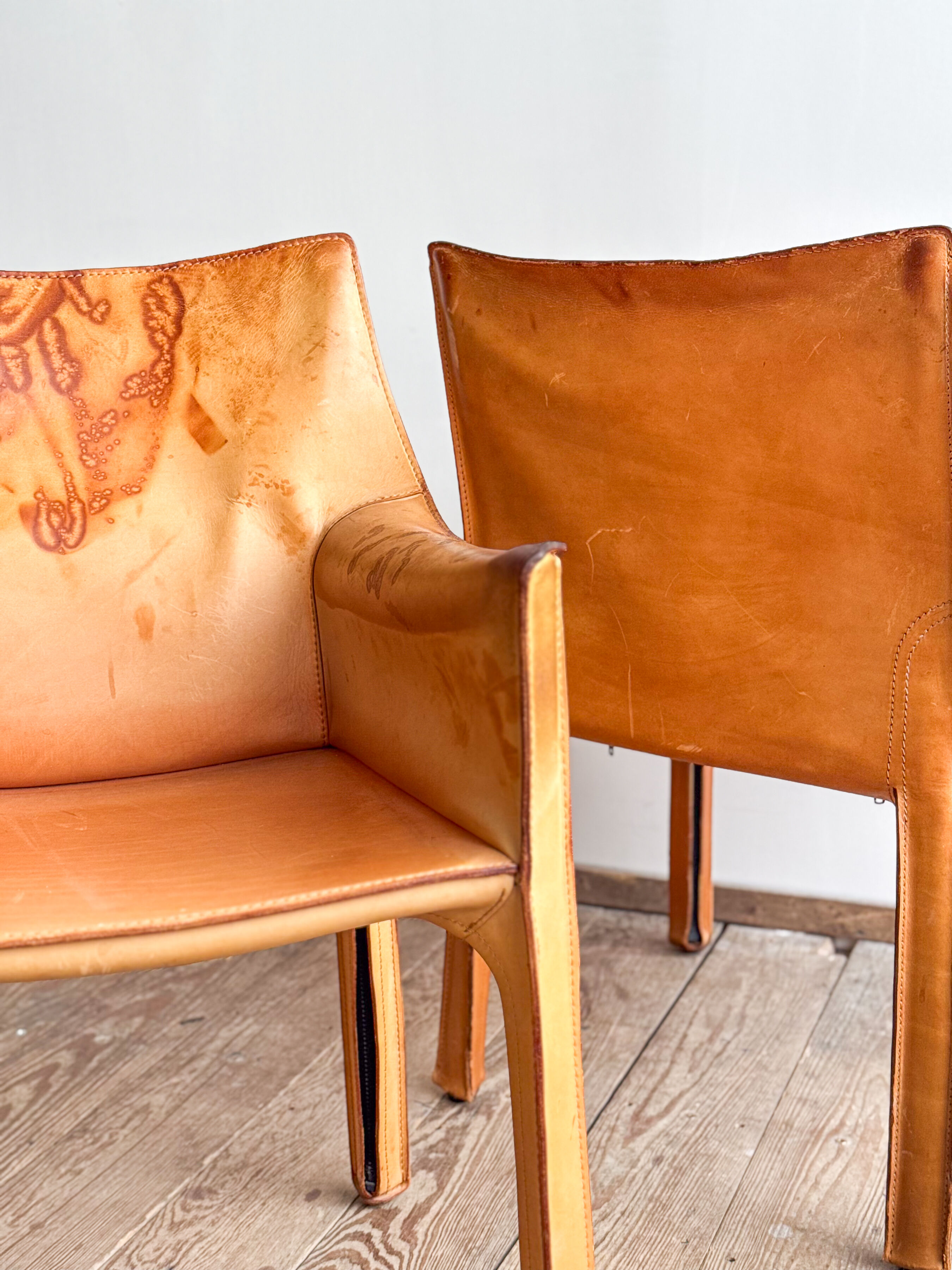 Paire de fauteuils Cab 413 par Mario Bellini en cuir beige patiné, Cassina