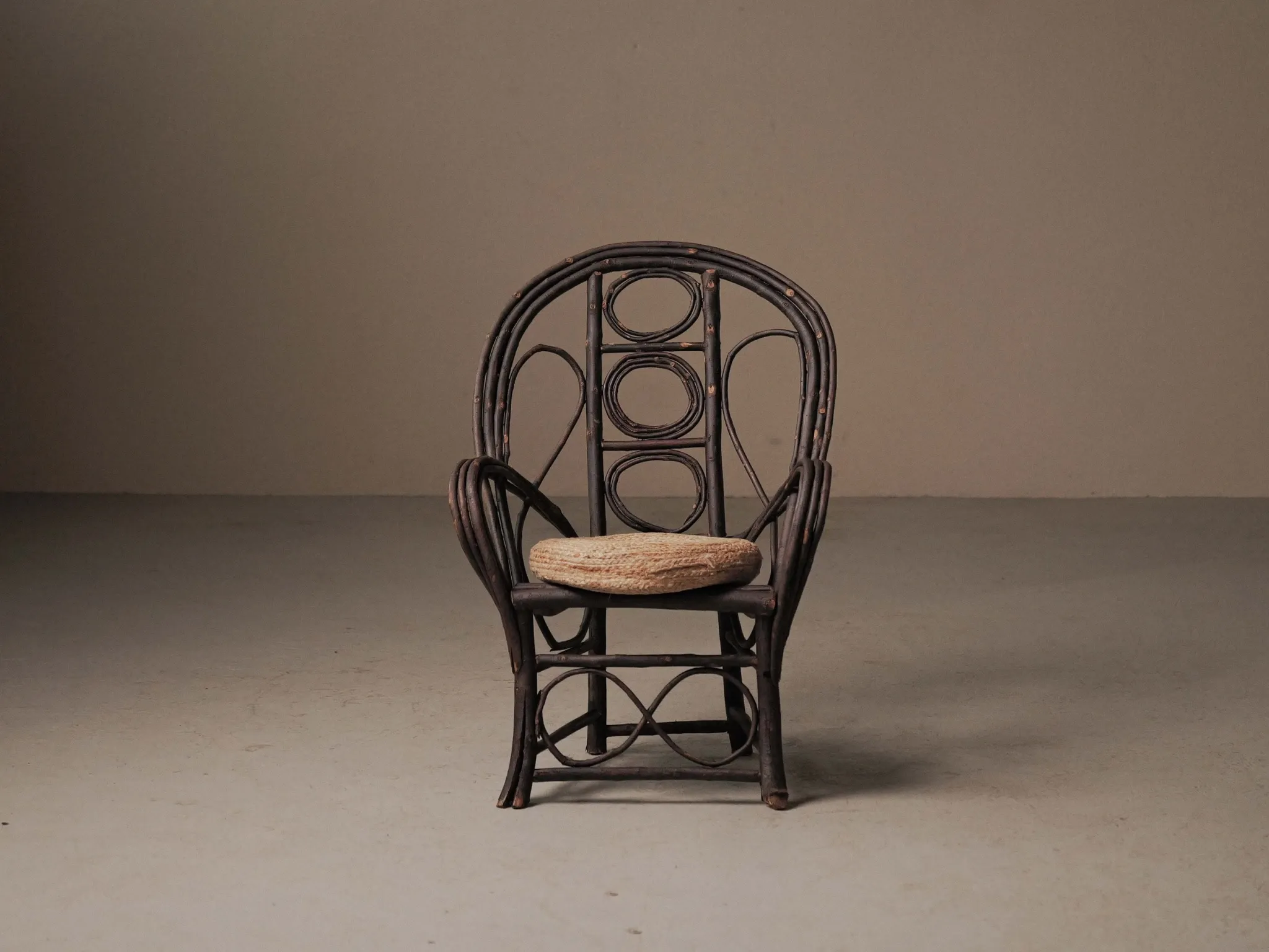 Fauteuil sculptural en bois courbé , Art Populaire, vers 1900