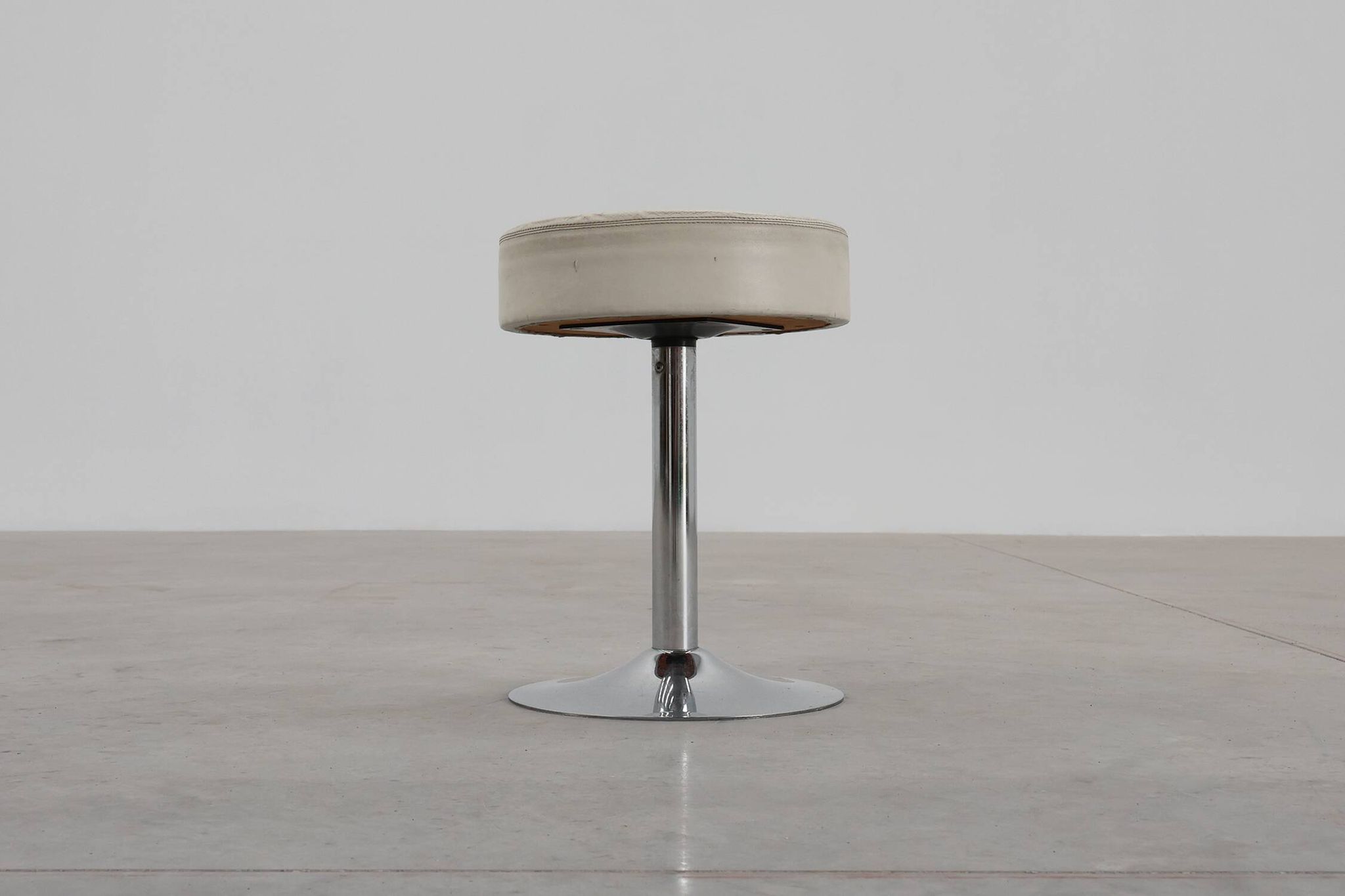 Tabouret vintage design Mid-century en chrome avec assise en cuir blanc, années 1970