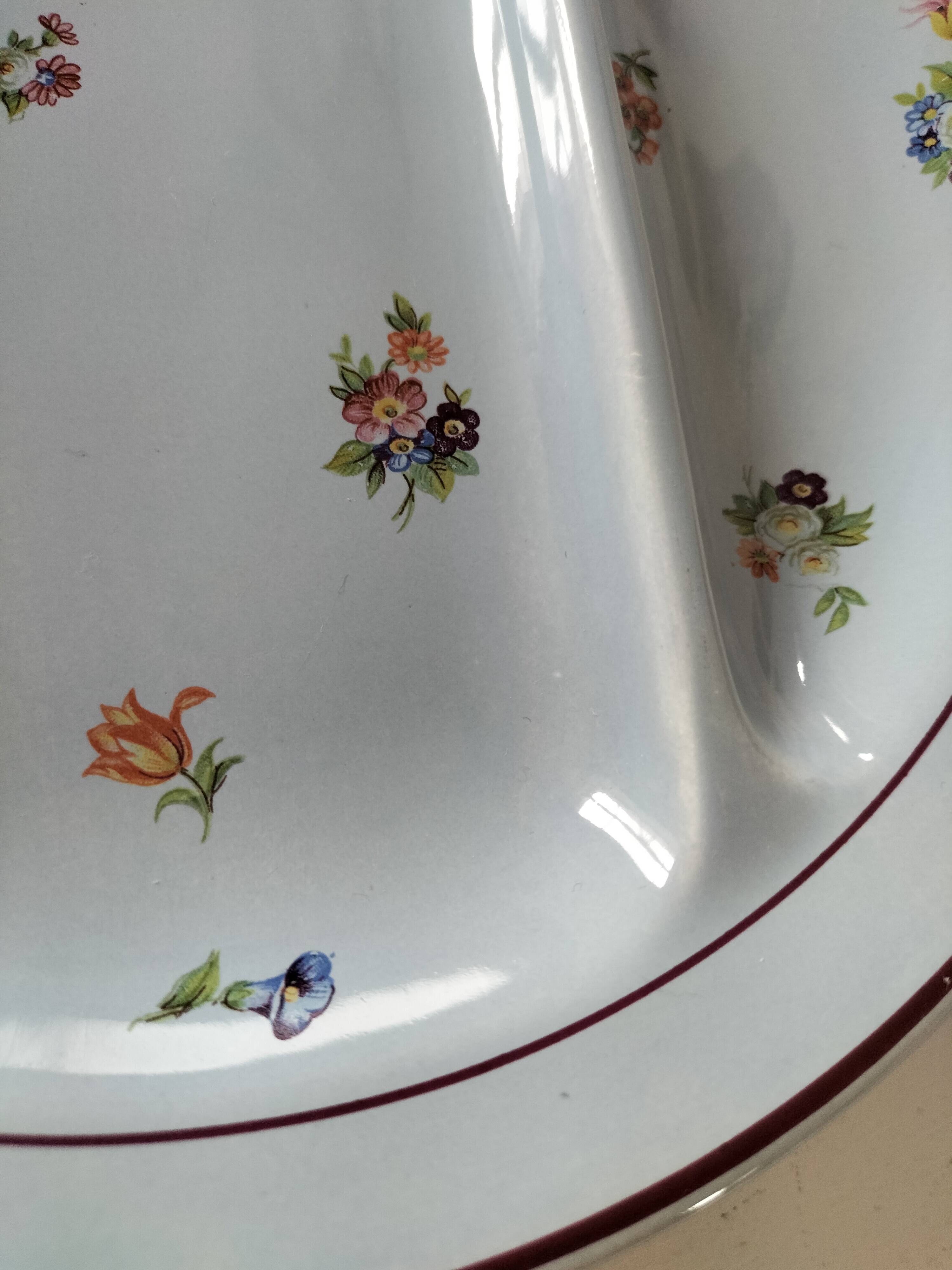 7 compartmentalized plates, Salins, France
