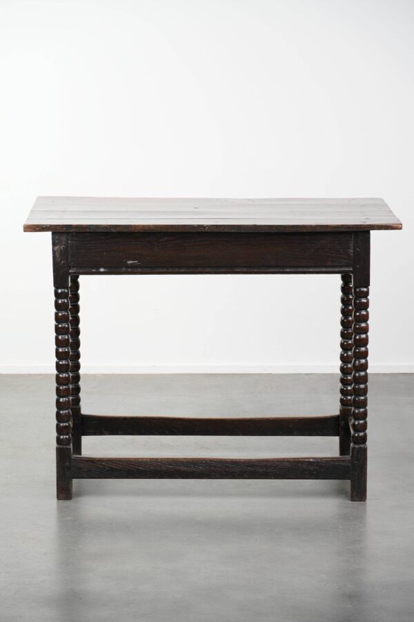 Table d'appoint en chêne anglais antique du XVIIIe siècle avec des pieds en bobine.