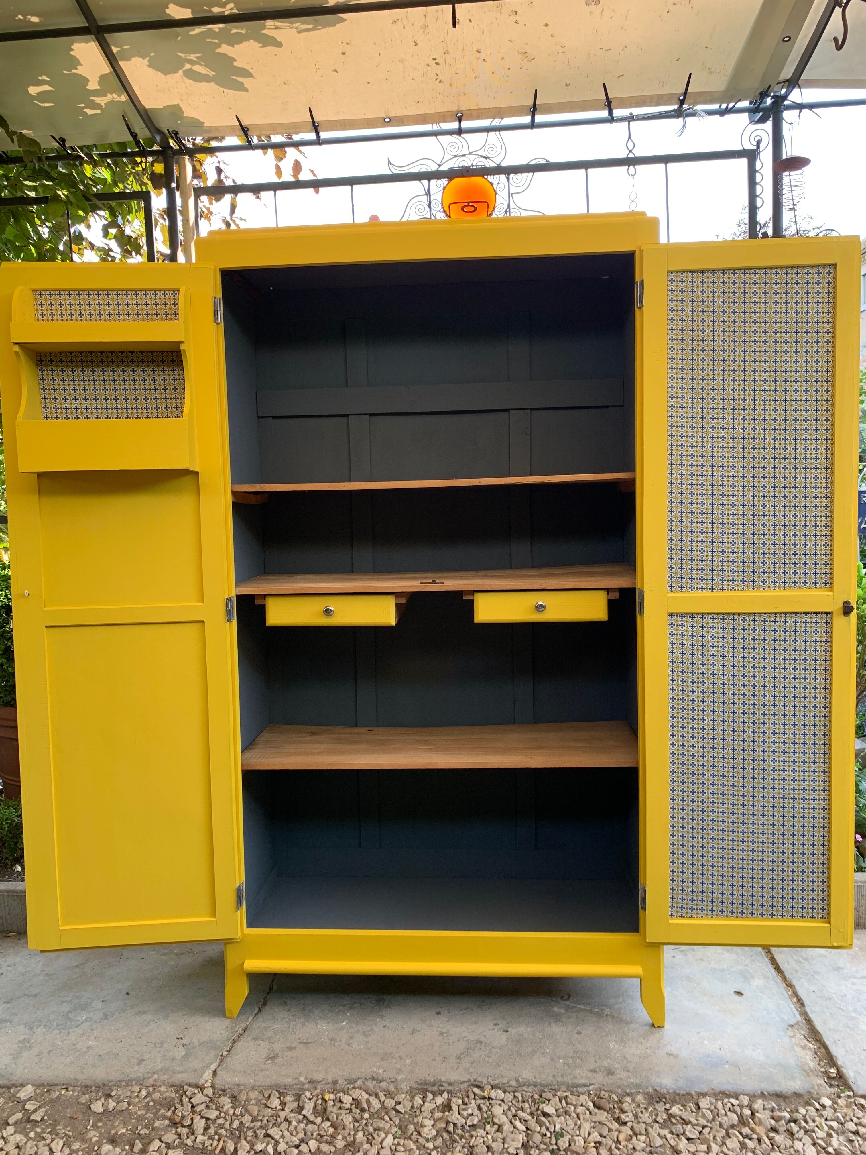 Armoire parisienne jaune poudrée 1950