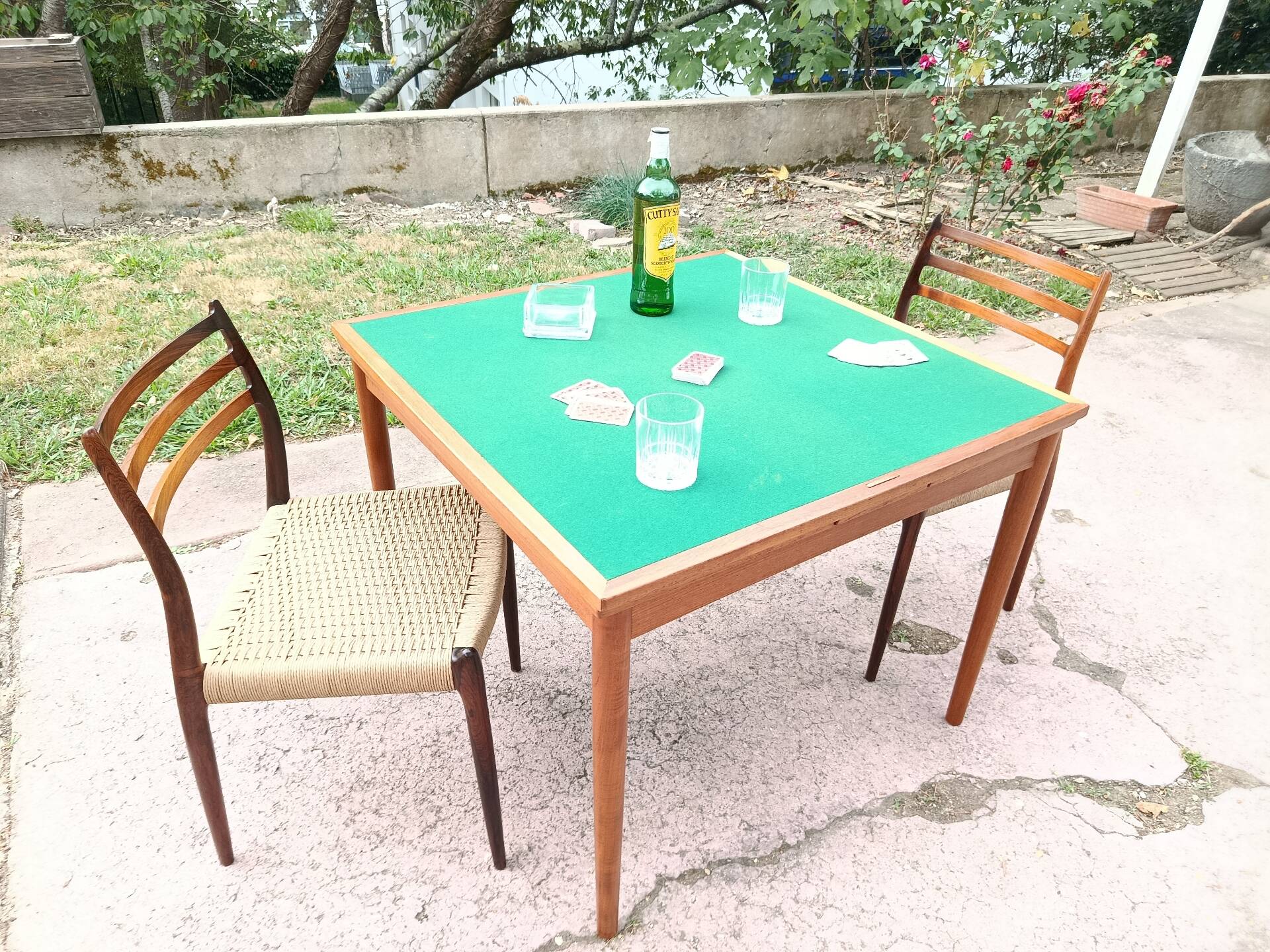 Danish extendable game table