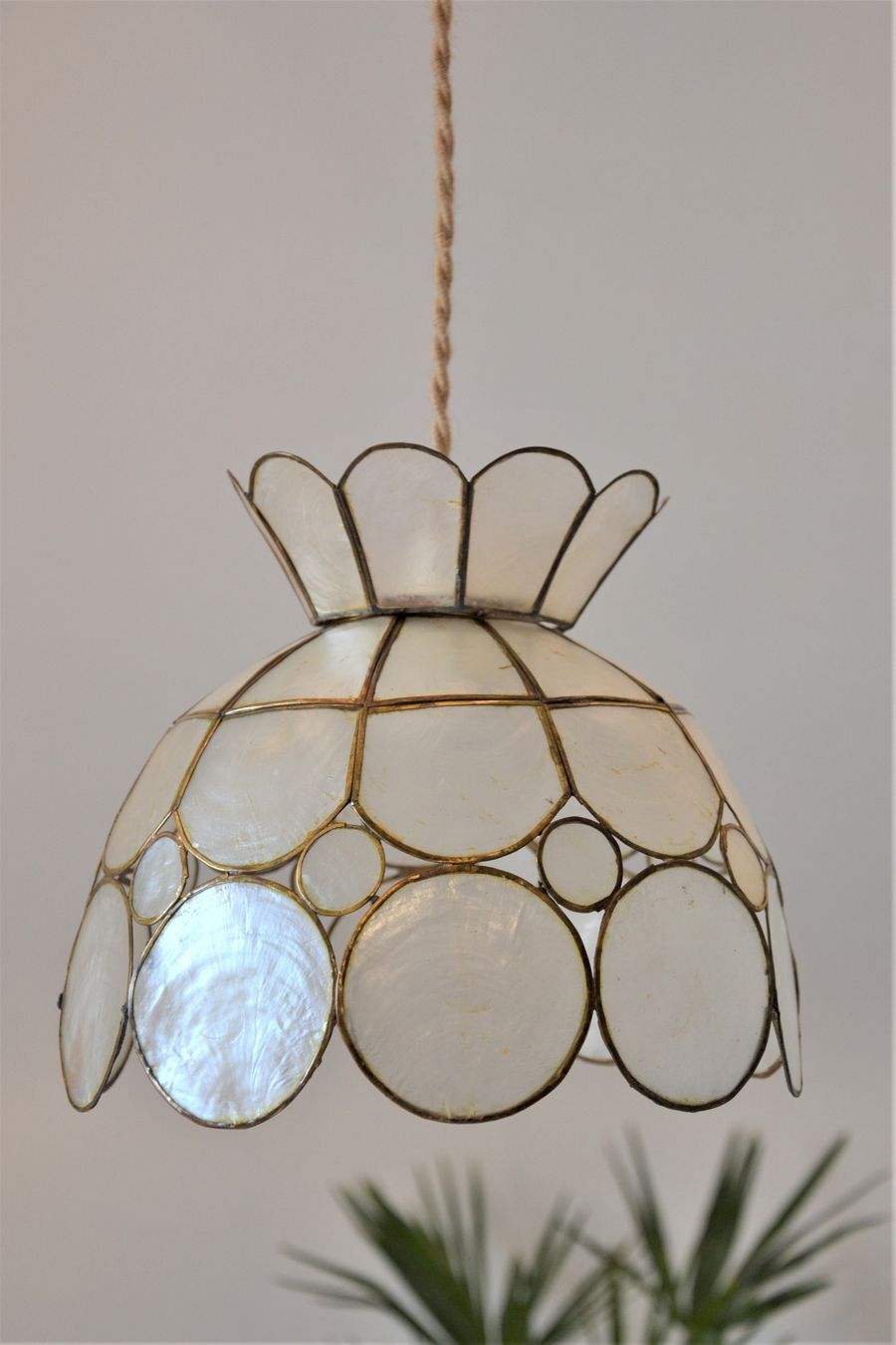 Small suspension in mother-of-pearl and brass flower shape -