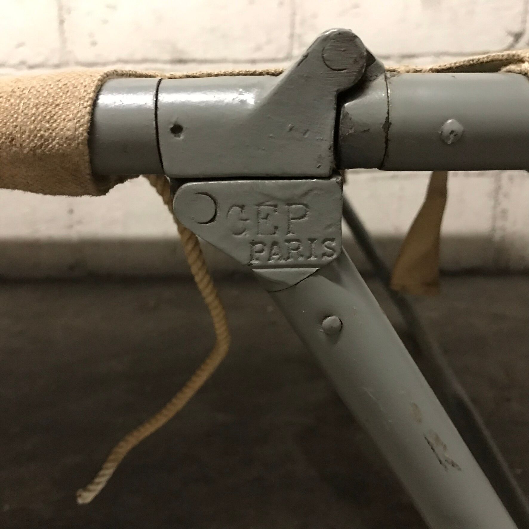 Lit de camp pliable beige vintage style armée marque GEP PARIS