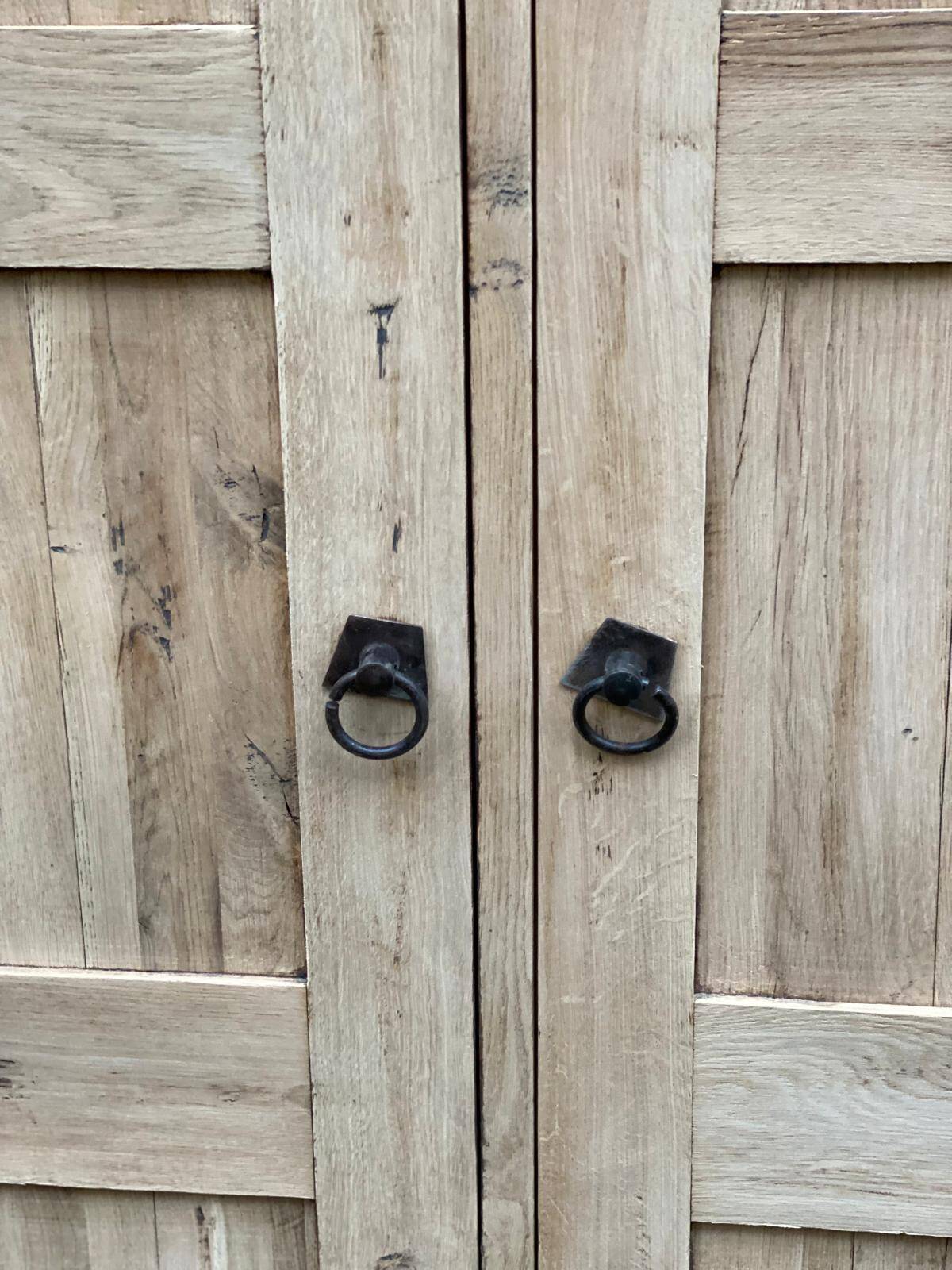 Armoire de ferme rénovée en chêne massif brut du 19ème