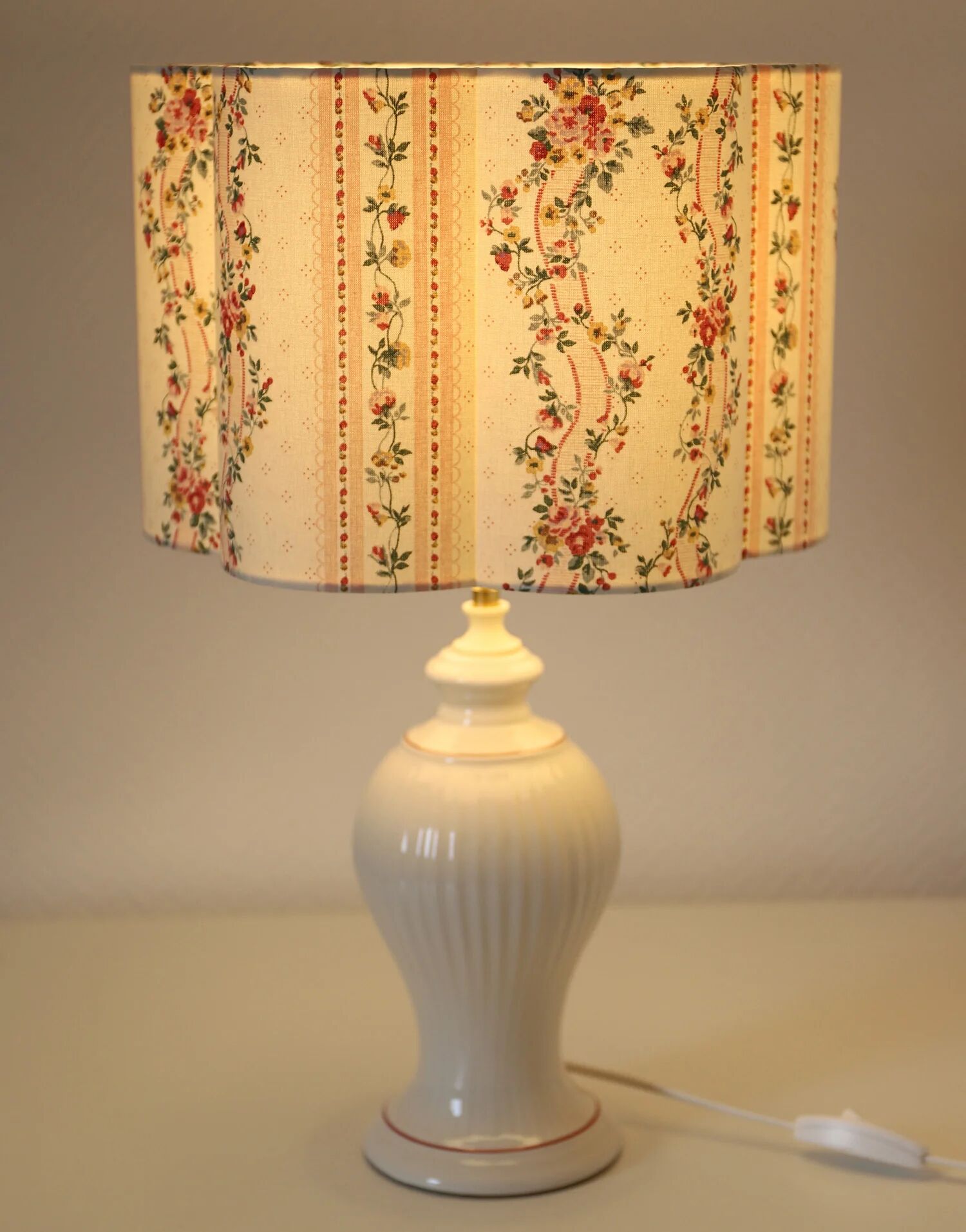 Vintage table lamp "St Michael" – Ribbed ceramic and country print