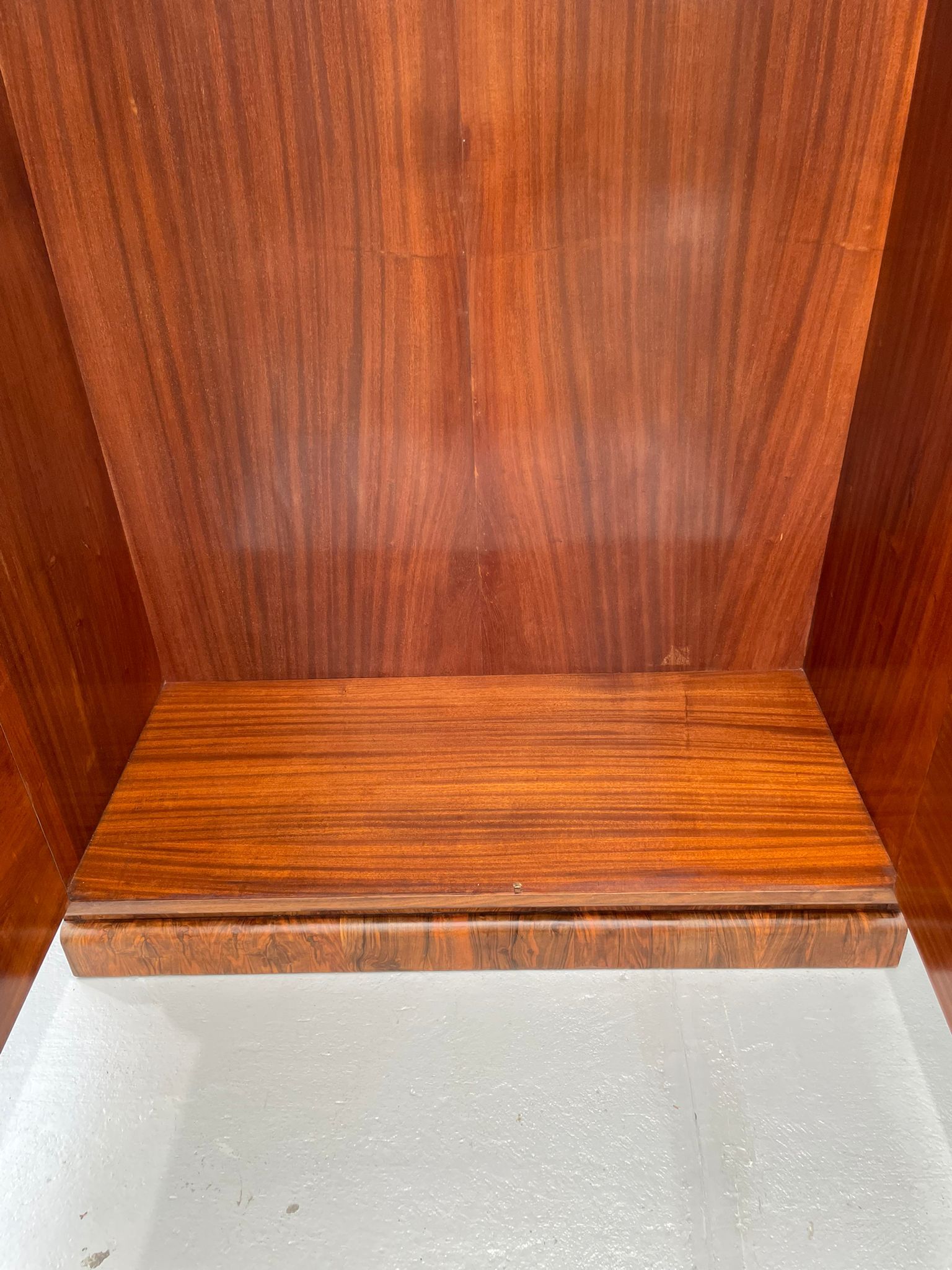 Armoire en placage de noyer restaurée d'influence Art Déco, années 1930