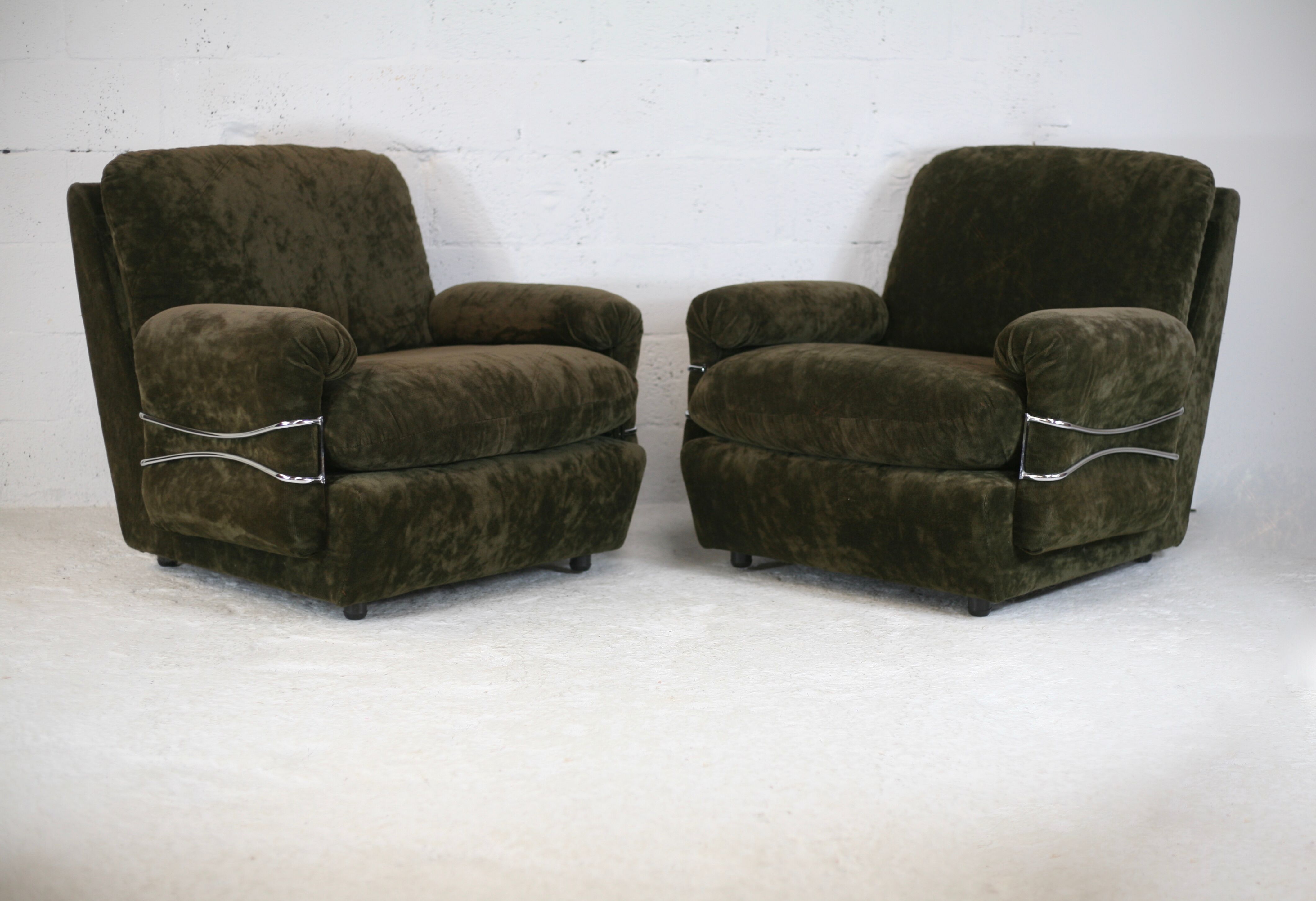 Pair of armchairs "Space Age", brown velvet and steel, France, circa 1970.