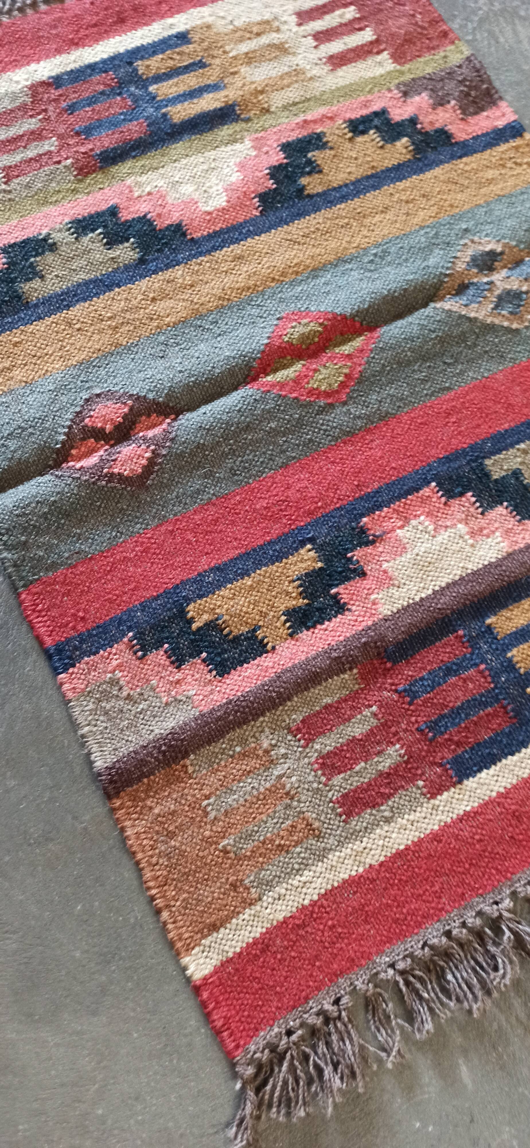 Kilim carpet in burlap and cotton. 60cm x 100cm