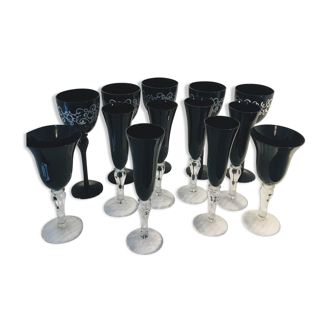 Verres à pieds, flûtes noirs vintage