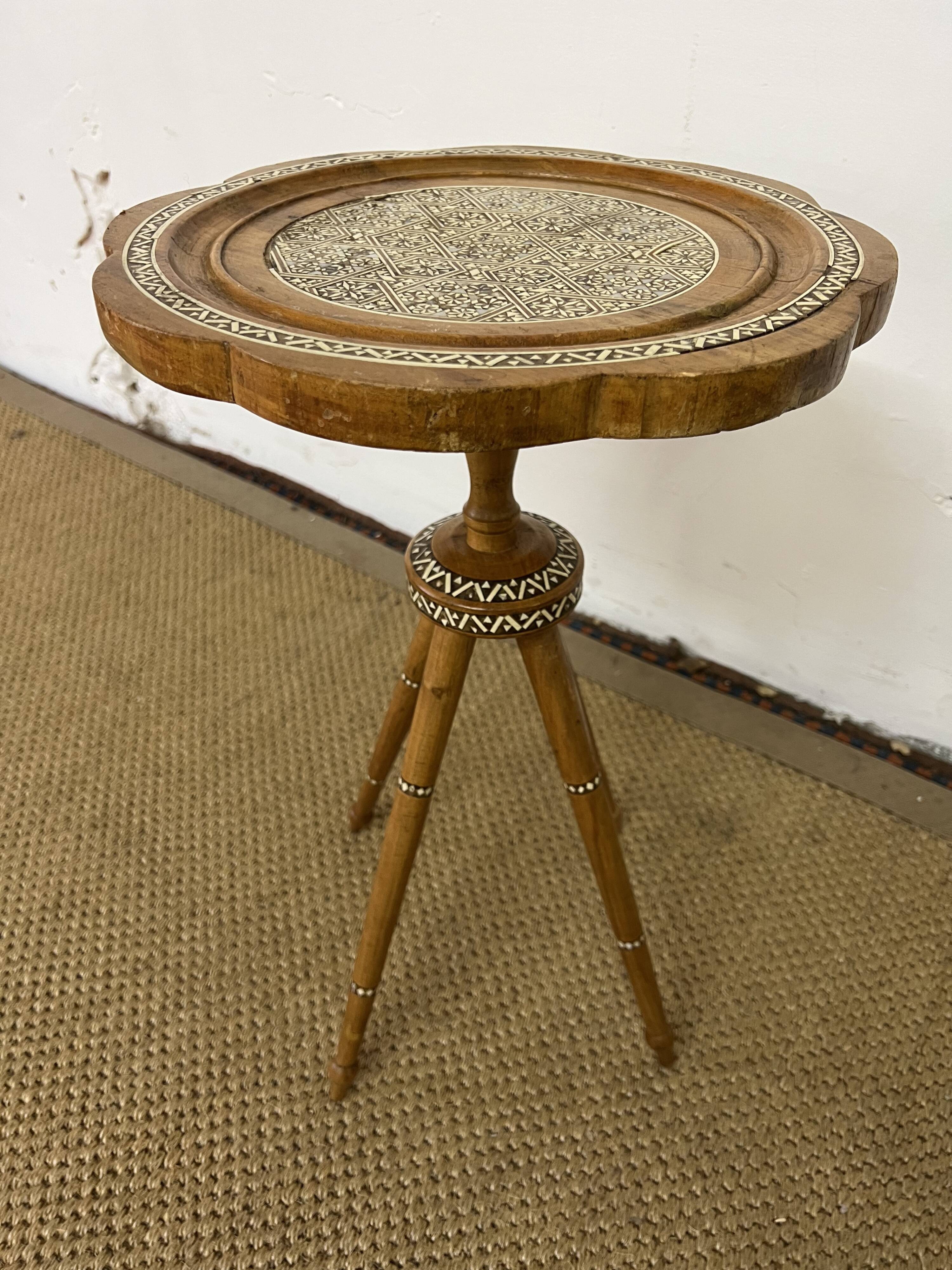 Wooden pedestal table / harness