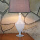 Lampe de table en verre opalin années 1950