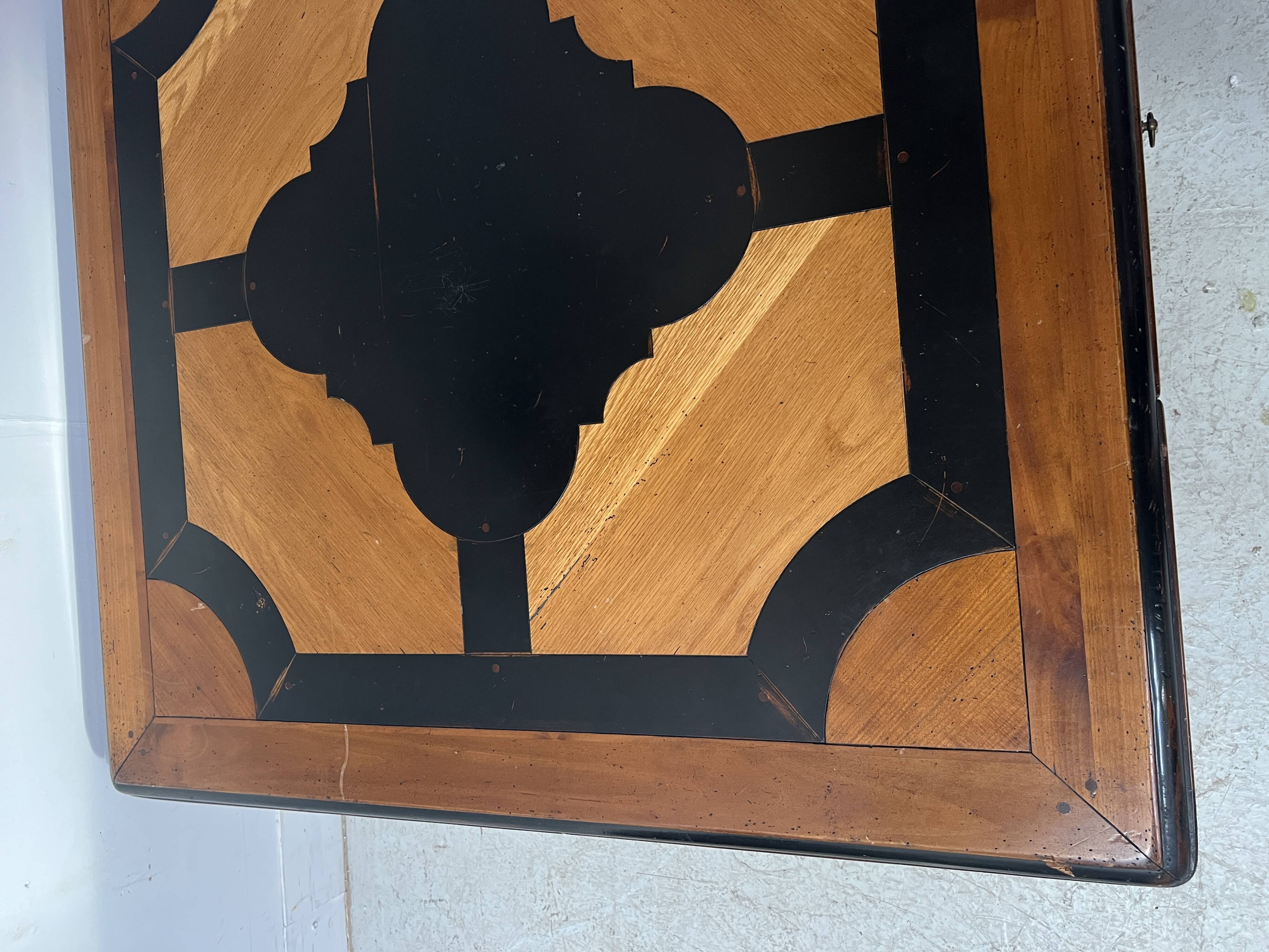 Table basse en bois a décor géomètrique XX siècle