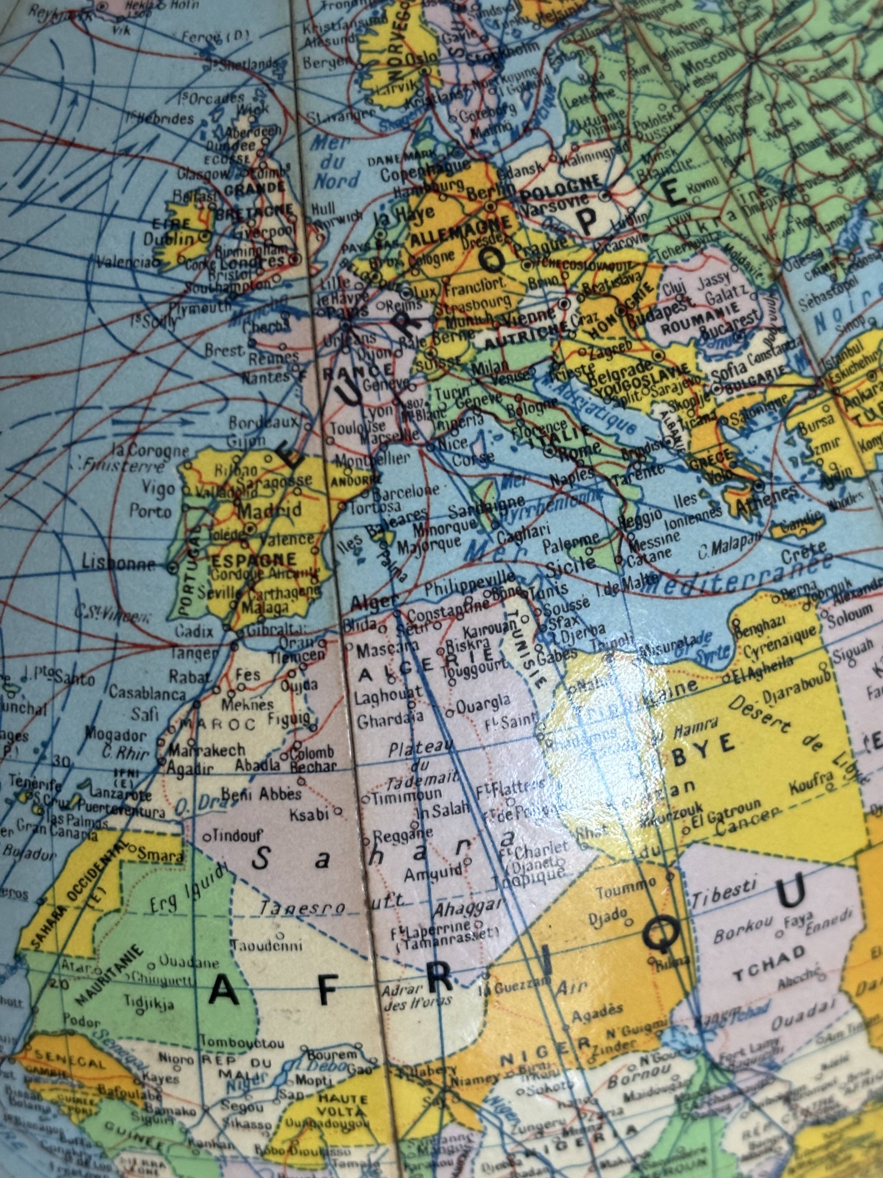 Vintage 1960 terrestrial globe by Girard Barrère in cream - 35 cm