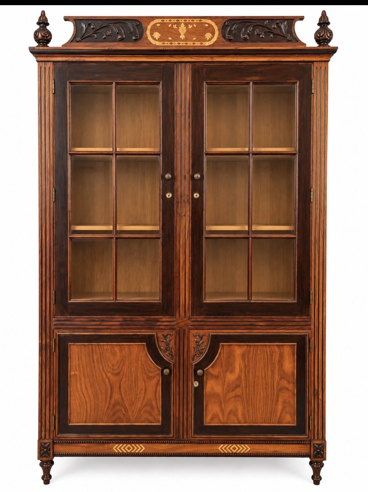 Vitrine ancienne en bois sculpté avec portes vitrées - Style classique - Ch
