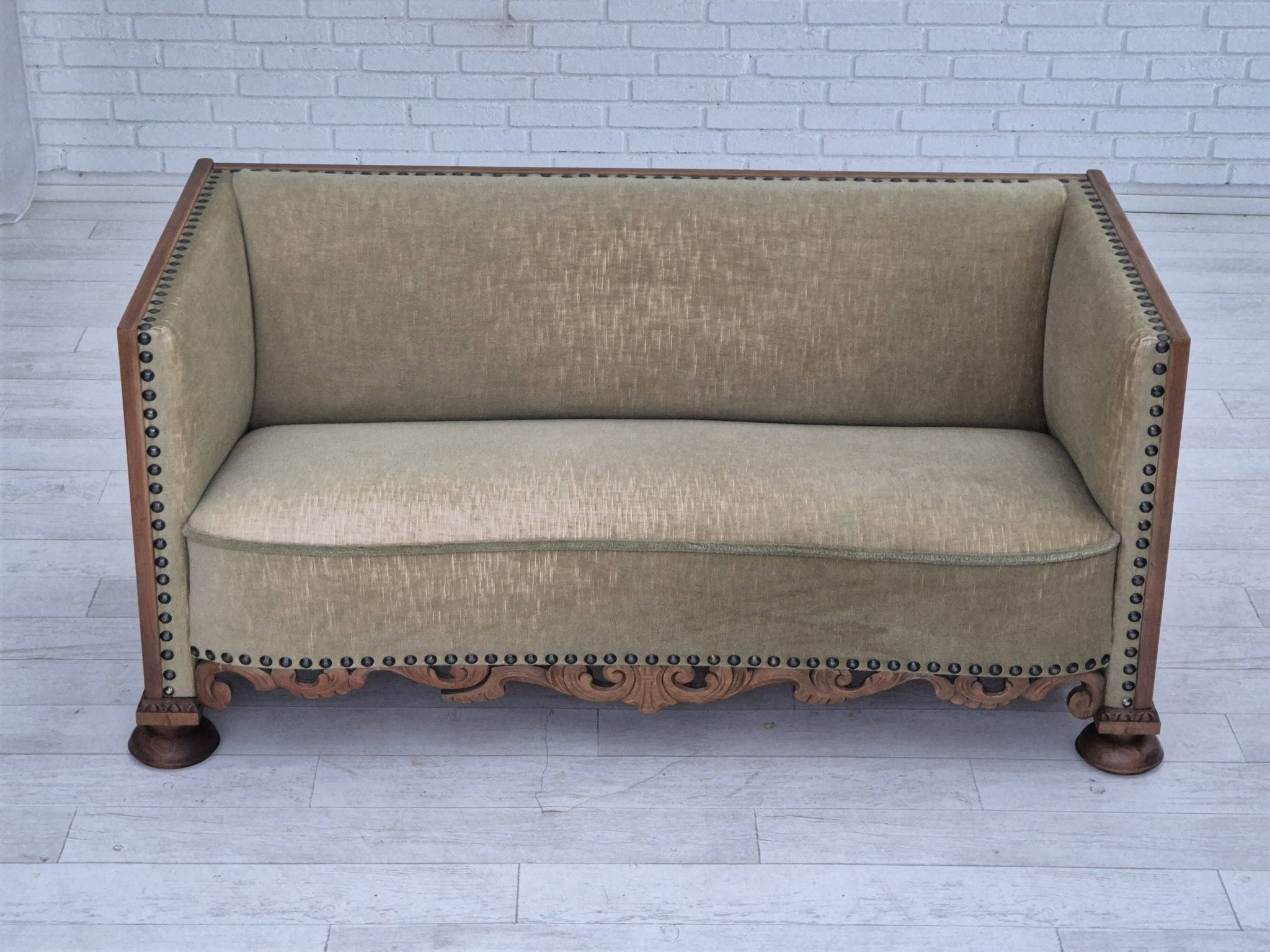 Canapé courbé danois des années 1950, mobilier en velours, bois de chêne.